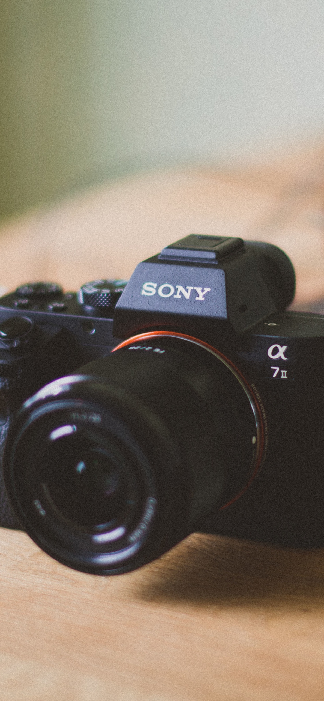 Schwarze Nikon Dslr Kamera Auf Braunem Holztisch. Wallpaper in 1242x2688 Resolution