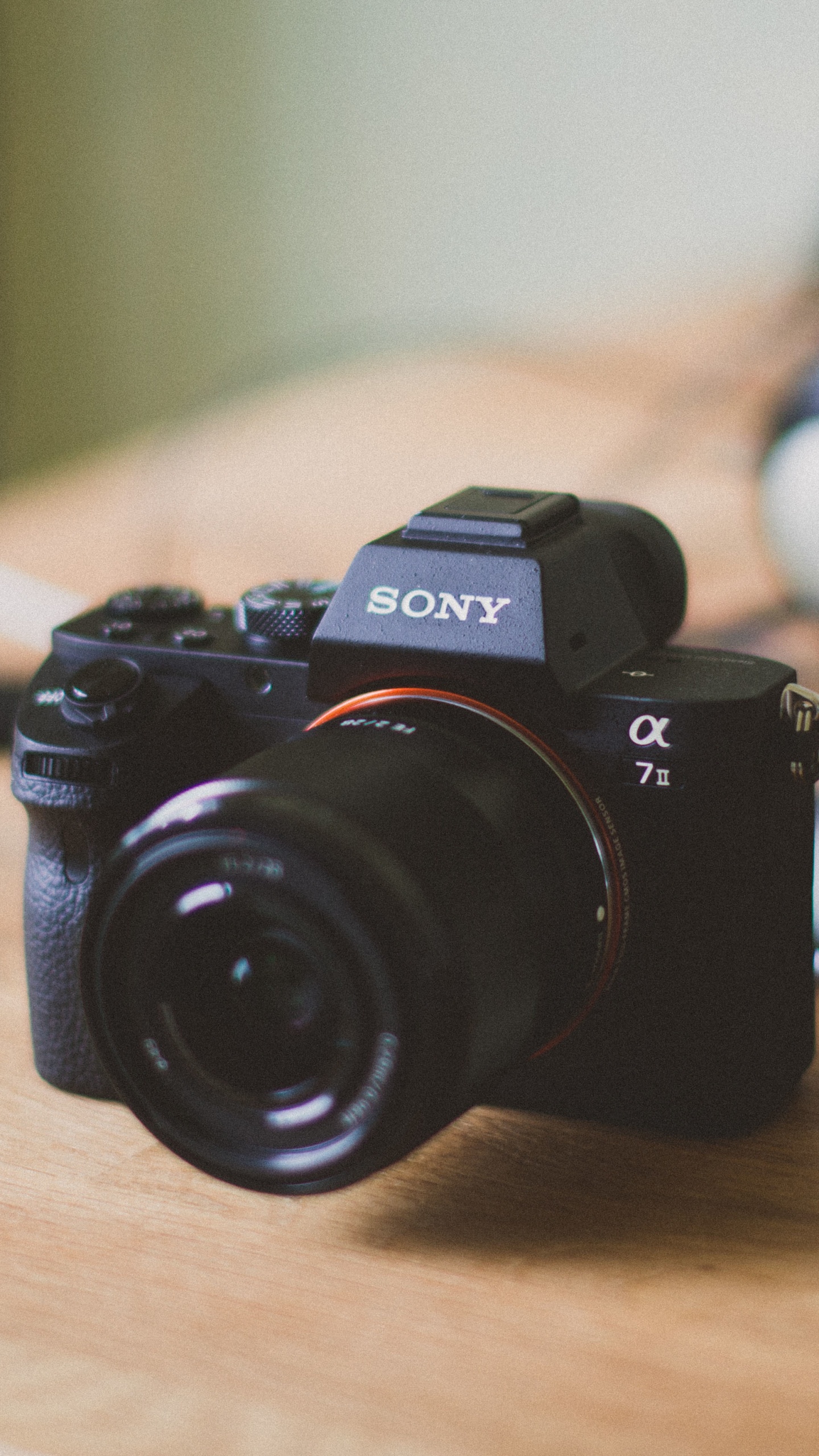 Schwarze Nikon Dslr Kamera Auf Braunem Holztisch. Wallpaper in 1440x2560 Resolution