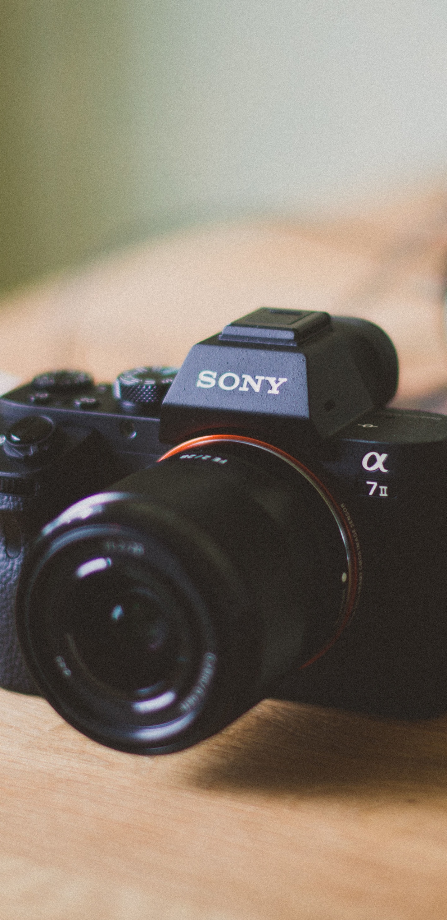 Schwarze Nikon Dslr Kamera Auf Braunem Holztisch. Wallpaper in 1440x2960 Resolution