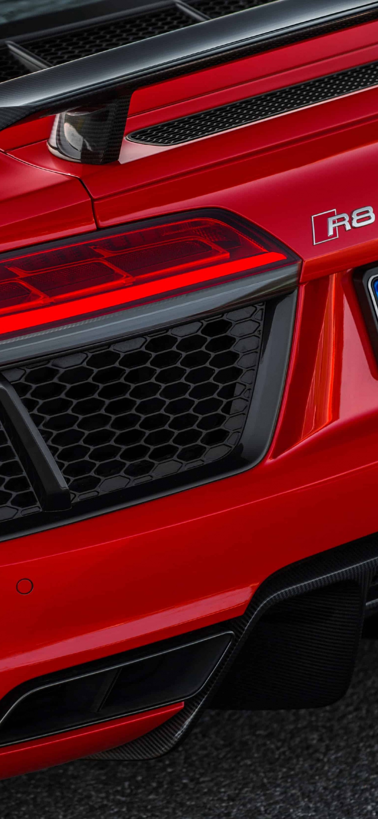 Voiture Audi Rouge Sur Route Goudronnée Noire. Wallpaper in 1242x2688 Resolution