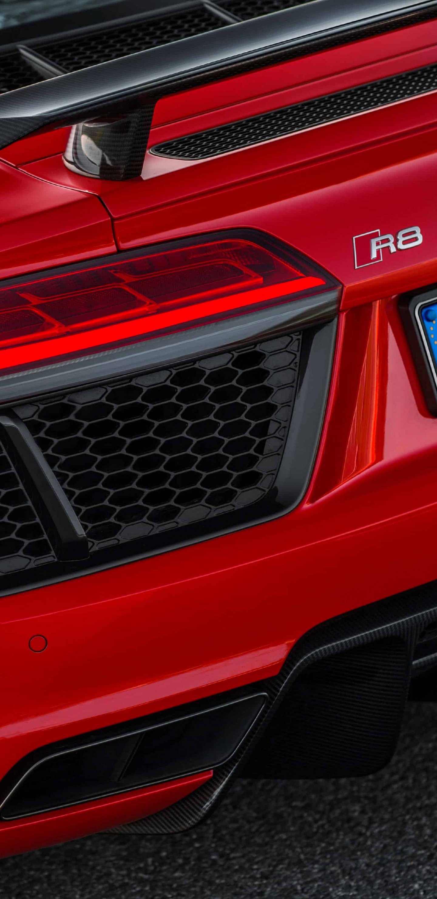 Voiture Audi Rouge Sur Route Goudronnée Noire. Wallpaper in 1440x2960 Resolution