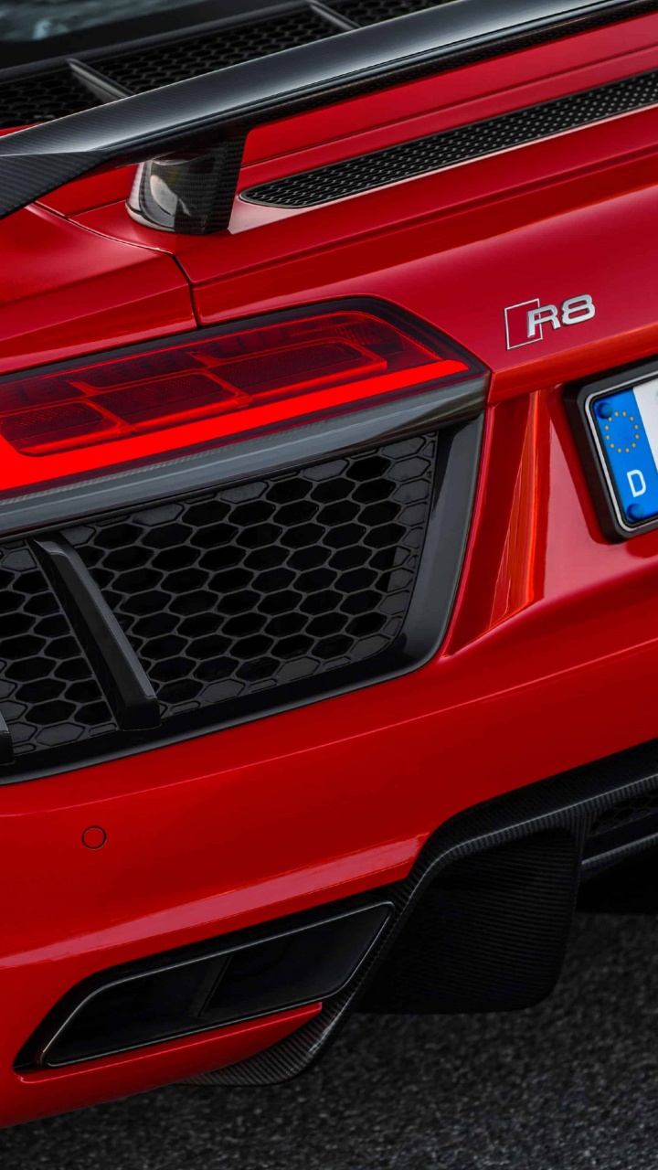 Rotes Audi-Auto Auf Schwarzer Asphaltstraße. Wallpaper in 720x1280 Resolution