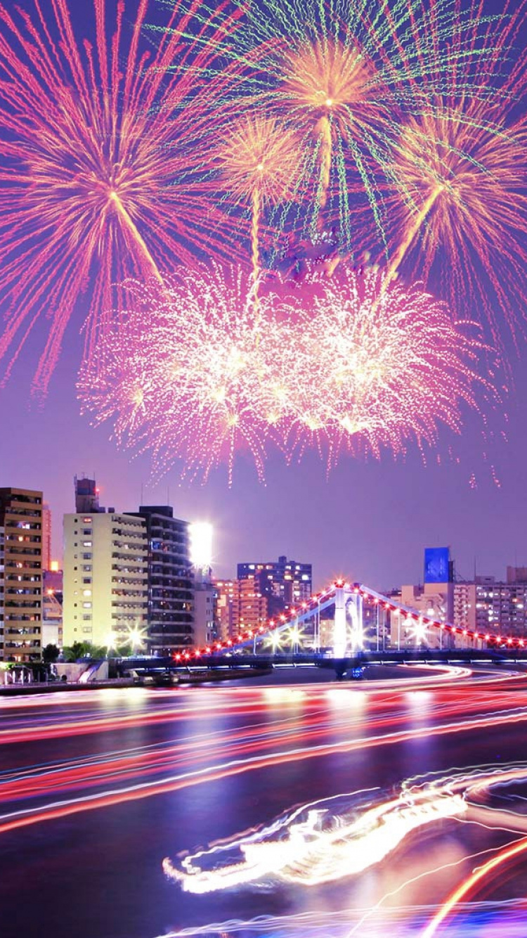 Exhibición de Fuegos Artificiales Sobre Los Edificios de la Ciudad Durante la Noche. Wallpaper in 750x1334 Resolution