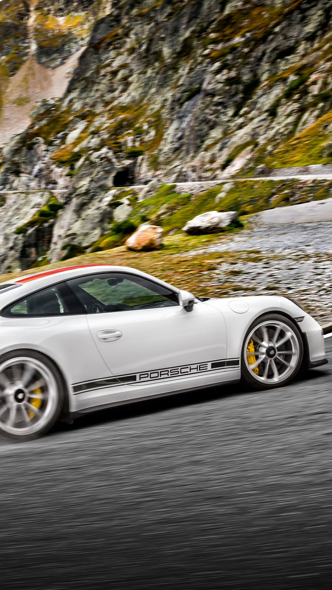 Porsche 911 Blanco en la Carretera. Wallpaper in 1080x1920 Resolution