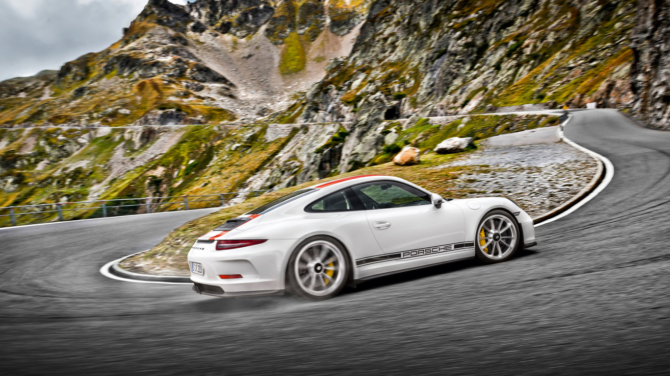 Porsche 911 Blanco en la Carretera. Wallpaper in 1366x768 Resolution