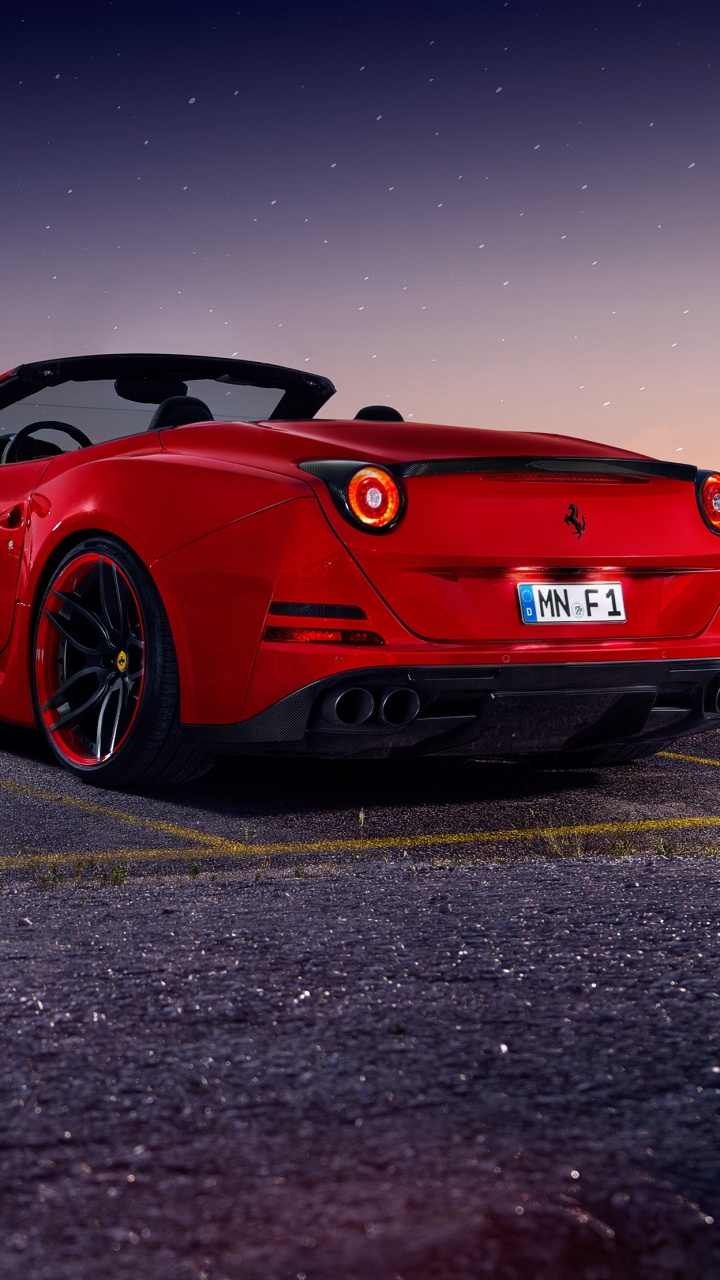 Roter Ferrari 458 Italia Unterwegs Während Der Nacht During. Wallpaper in 720x1280 Resolution