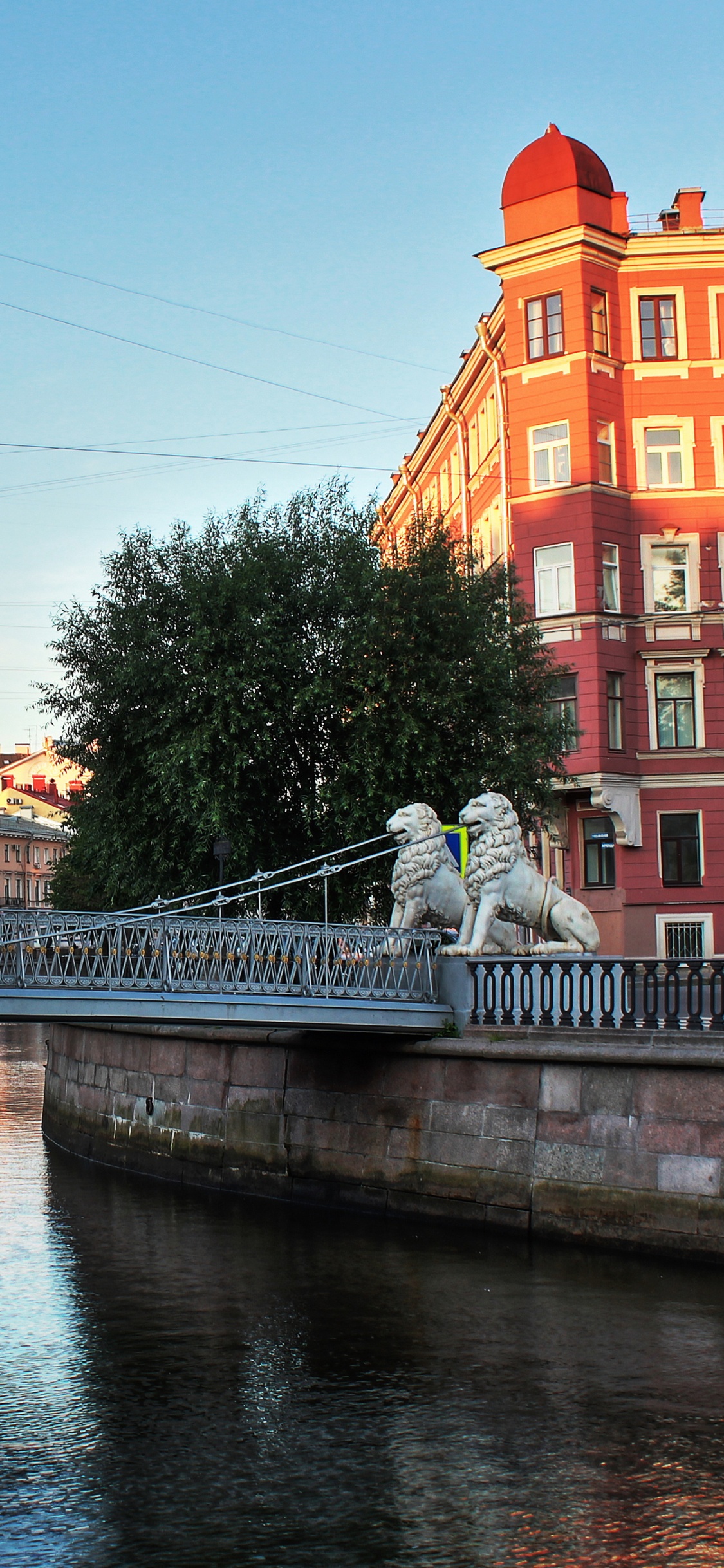 Edificio de Hormigón Marrón y Blanco Junto al Puente. Wallpaper in 1125x2436 Resolution