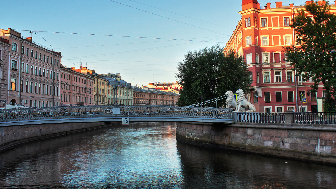 Brown and White Concrete Building Beside Bridge. Wallpaper in 1280x720 Resolution