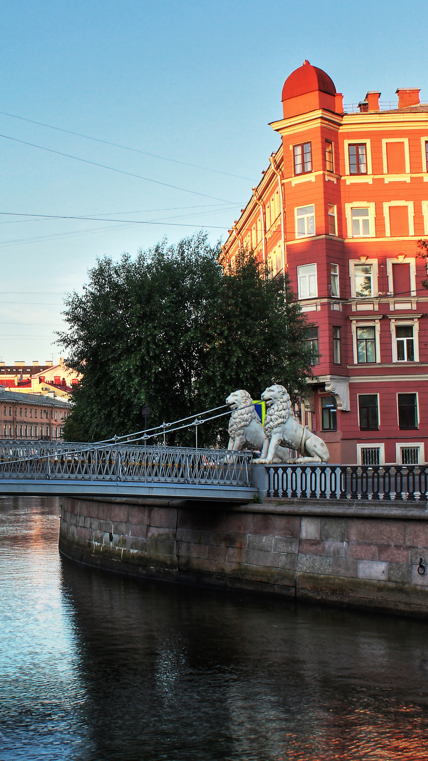 Brown and White Concrete Building Beside Bridge. Wallpaper in 1440x2560 Resolution