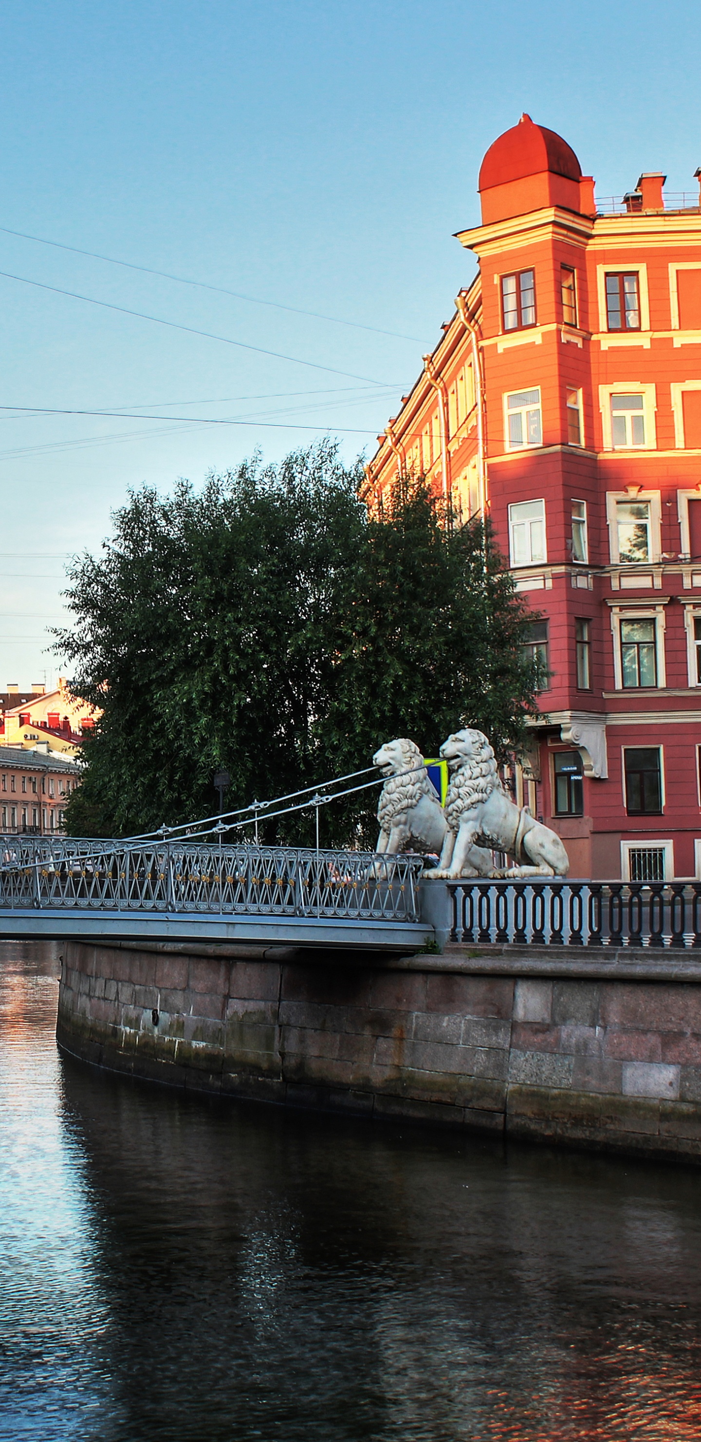 Brown and White Concrete Building Beside Bridge. Wallpaper in 1440x2960 Resolution