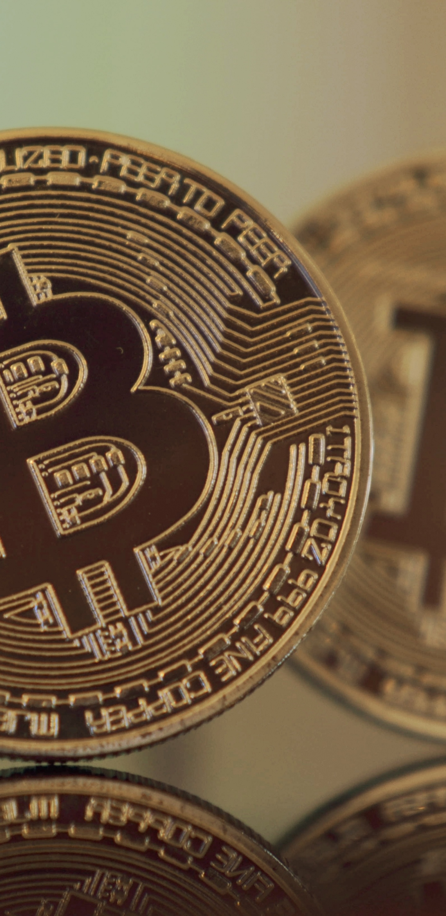 Monedas Redondas de Oro y Plata. Wallpaper in 1440x2960 Resolution