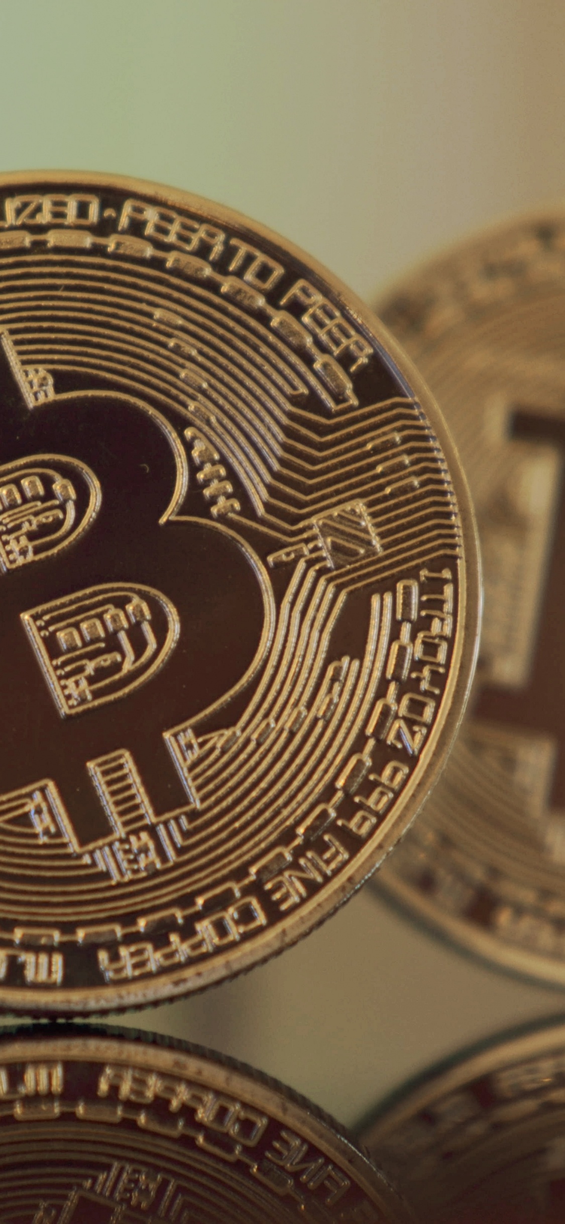 Pièces Rondes D'or et D'argent. Wallpaper in 1125x2436 Resolution