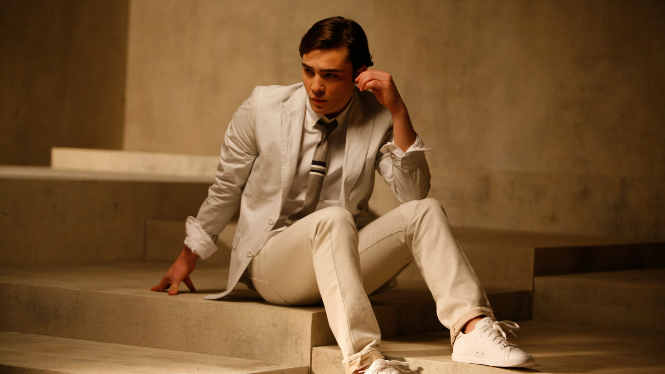 Ed Westwick, Gossip Girl, Chuck Bass, Schauspieler, Sitzecke. Wallpaper in 1366x768 Resolution