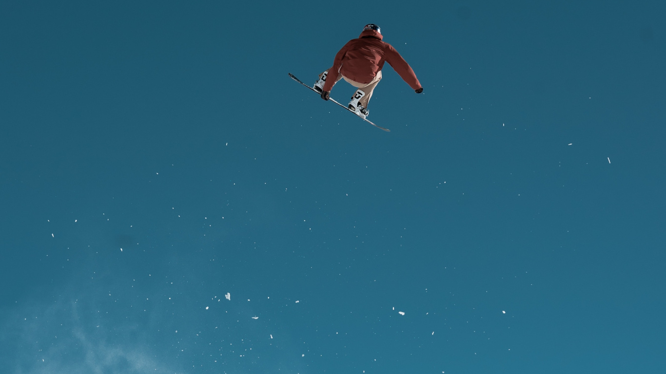 Personne en Veste Rouge et Pantalon Noir Sur la Montagne Couverte de Neige Pendant la Journée. Wallpaper in 1366x768 Resolution