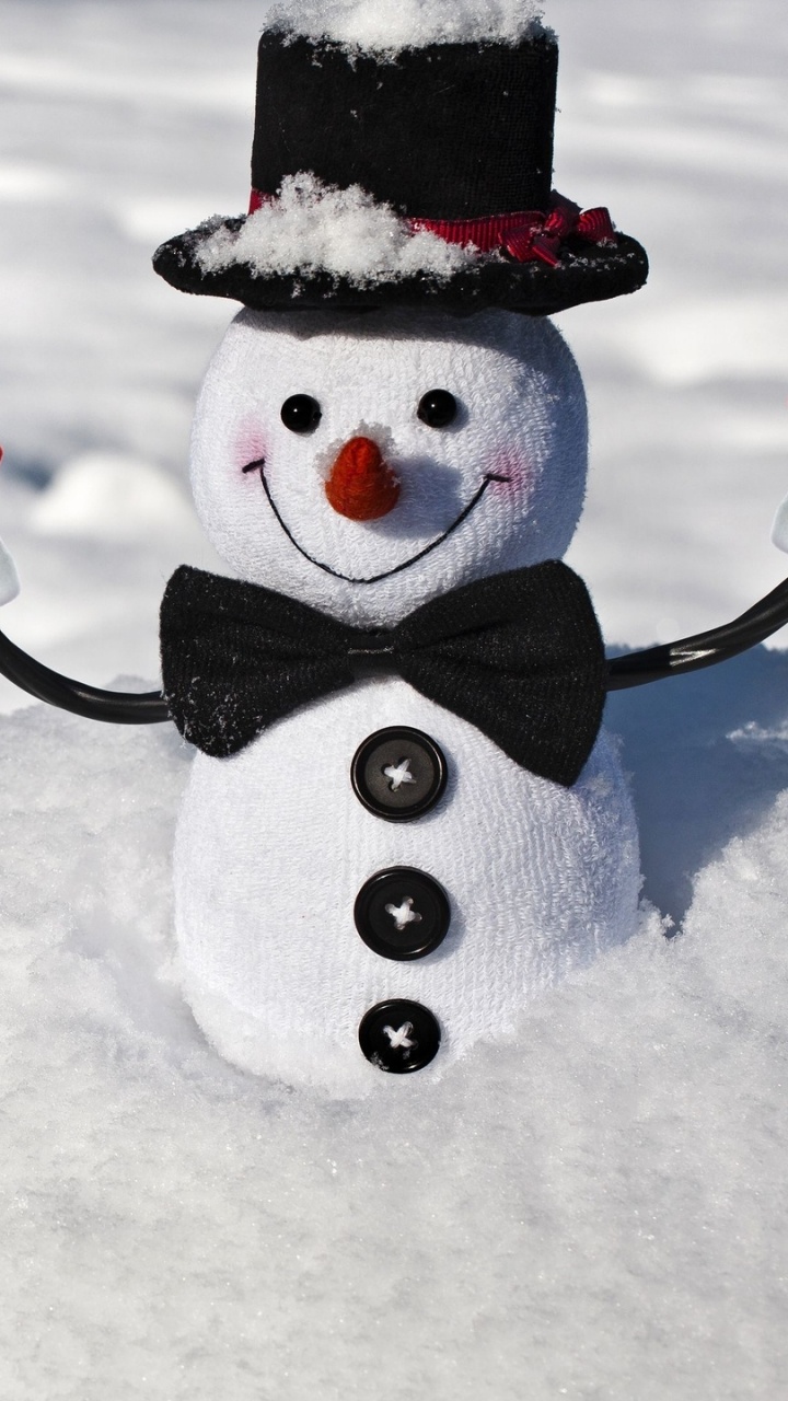 Bonhomme de Neige Avec Chapeau Rouge et Noir Sur Sol Couvert de Neige. Wallpaper in 720x1280 Resolution