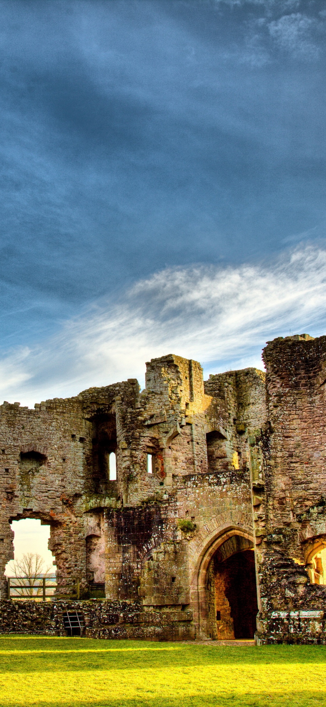 Castillo de Hormigón Marrón Bajo un Cielo Azul. Wallpaper in 1125x2436 Resolution