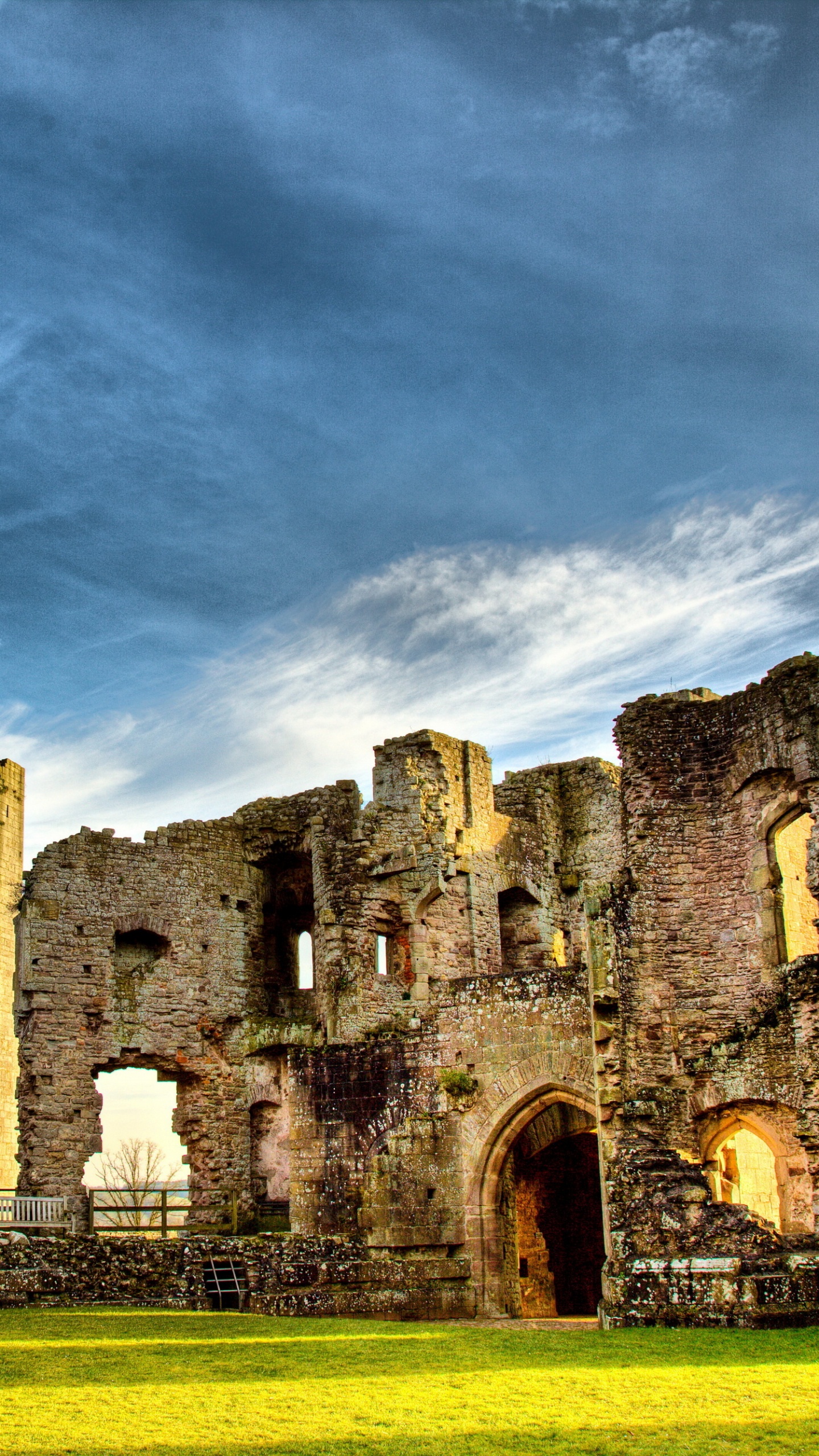 Castillo de Hormigón Marrón Bajo un Cielo Azul. Wallpaper in 1440x2560 Resolution