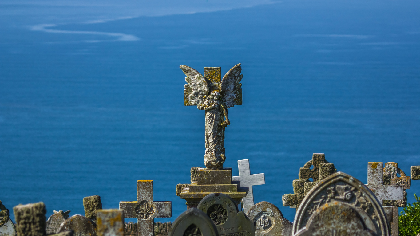 Estatua de la Cruz de Hormigón Gris Bajo un Cielo Azul Durante el Día. Wallpaper in 1366x768 Resolution