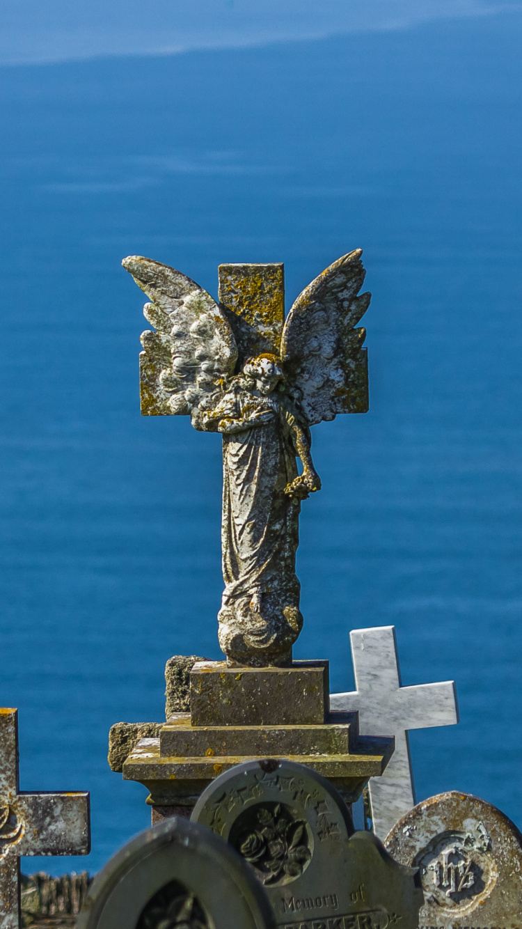 Estatua de la Cruz de Hormigón Gris Bajo un Cielo Azul Durante el Día. Wallpaper in 750x1334 Resolution