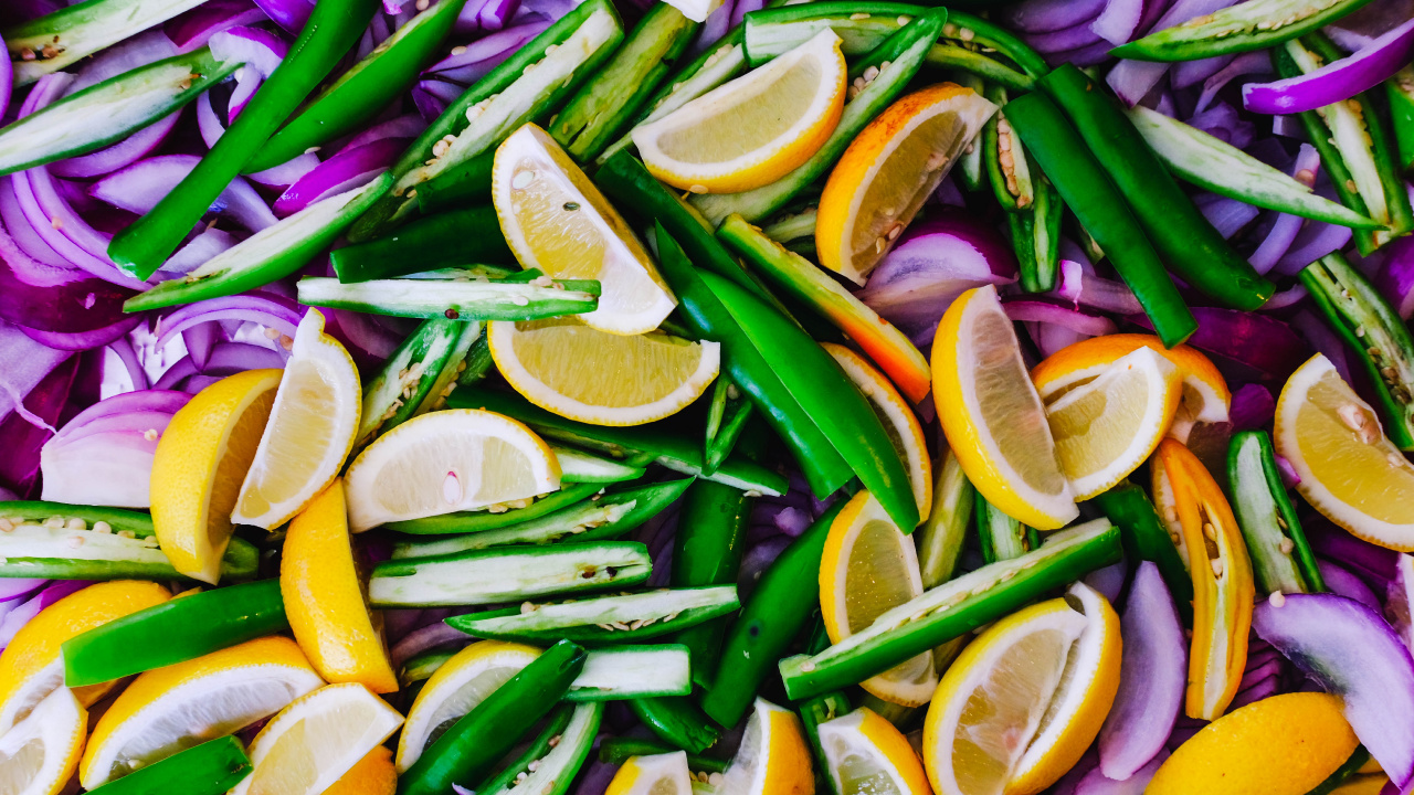 Sliced Lemon and Green Leaves. Wallpaper in 1280x720 Resolution