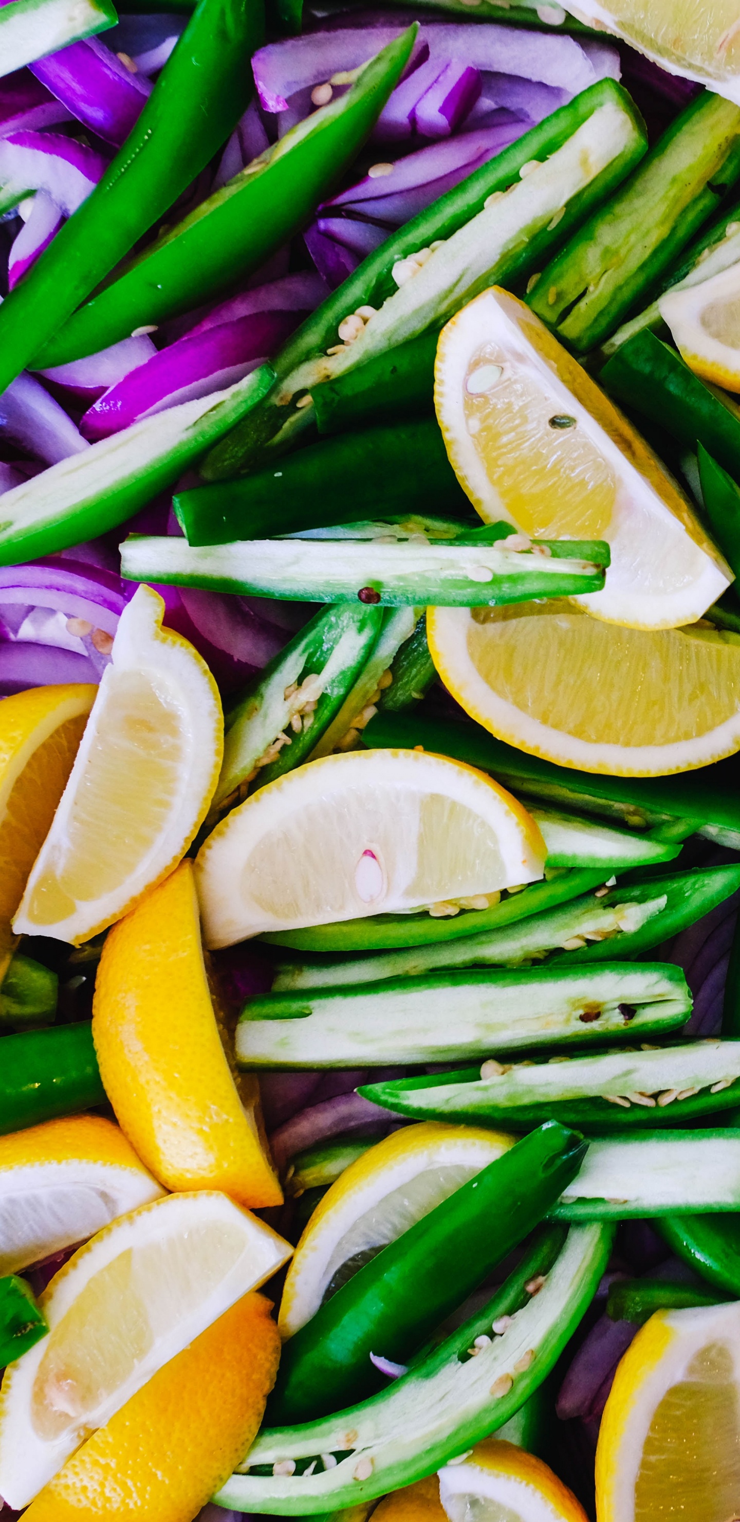 in Scheiben Geschnittene Zitrone Und Grüne Blätter. Wallpaper in 1440x2960 Resolution