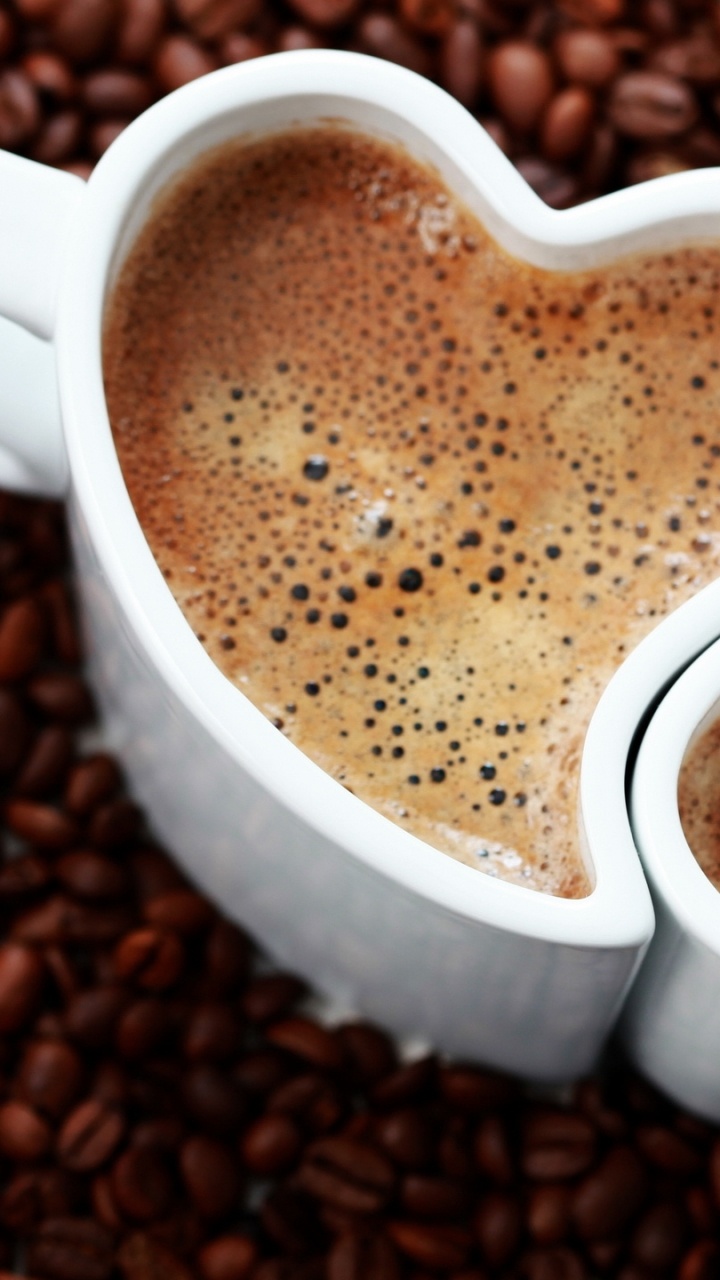 Herzförmiger Weißer Keramikbehälter Auf Braunen Kaffeebohnen. Wallpaper in 720x1280 Resolution