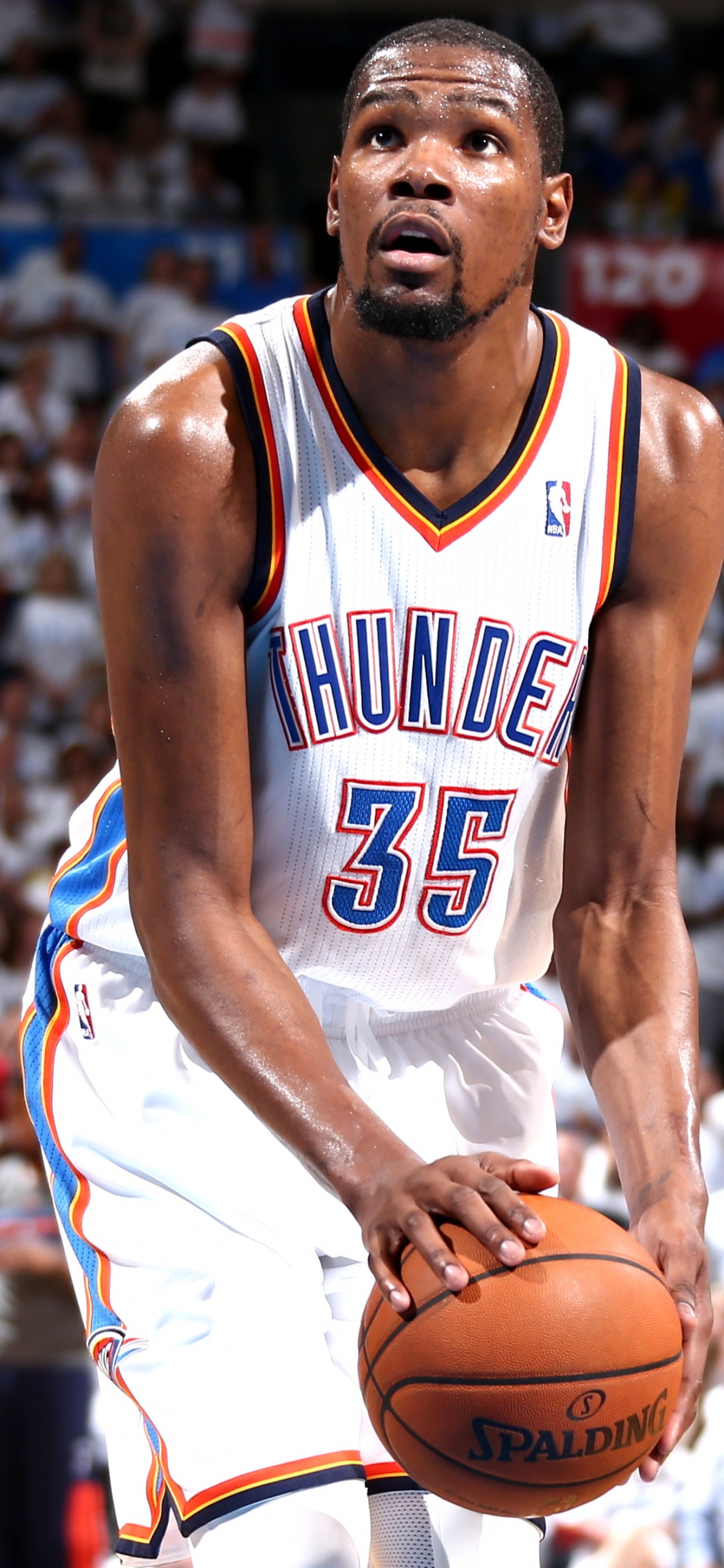 Basketballspieler im Basketballplatz. Wallpaper in 1125x2436 Resolution