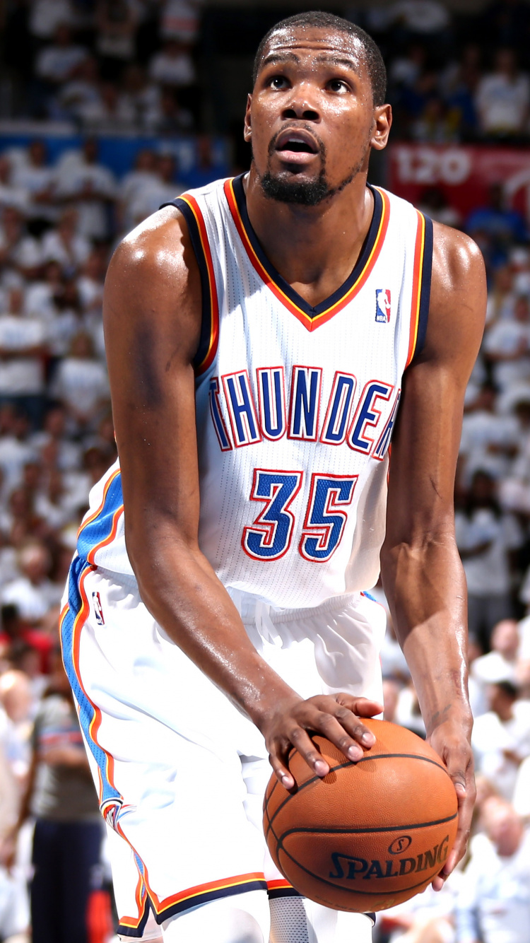 Basketballspieler im Basketballplatz. Wallpaper in 750x1334 Resolution