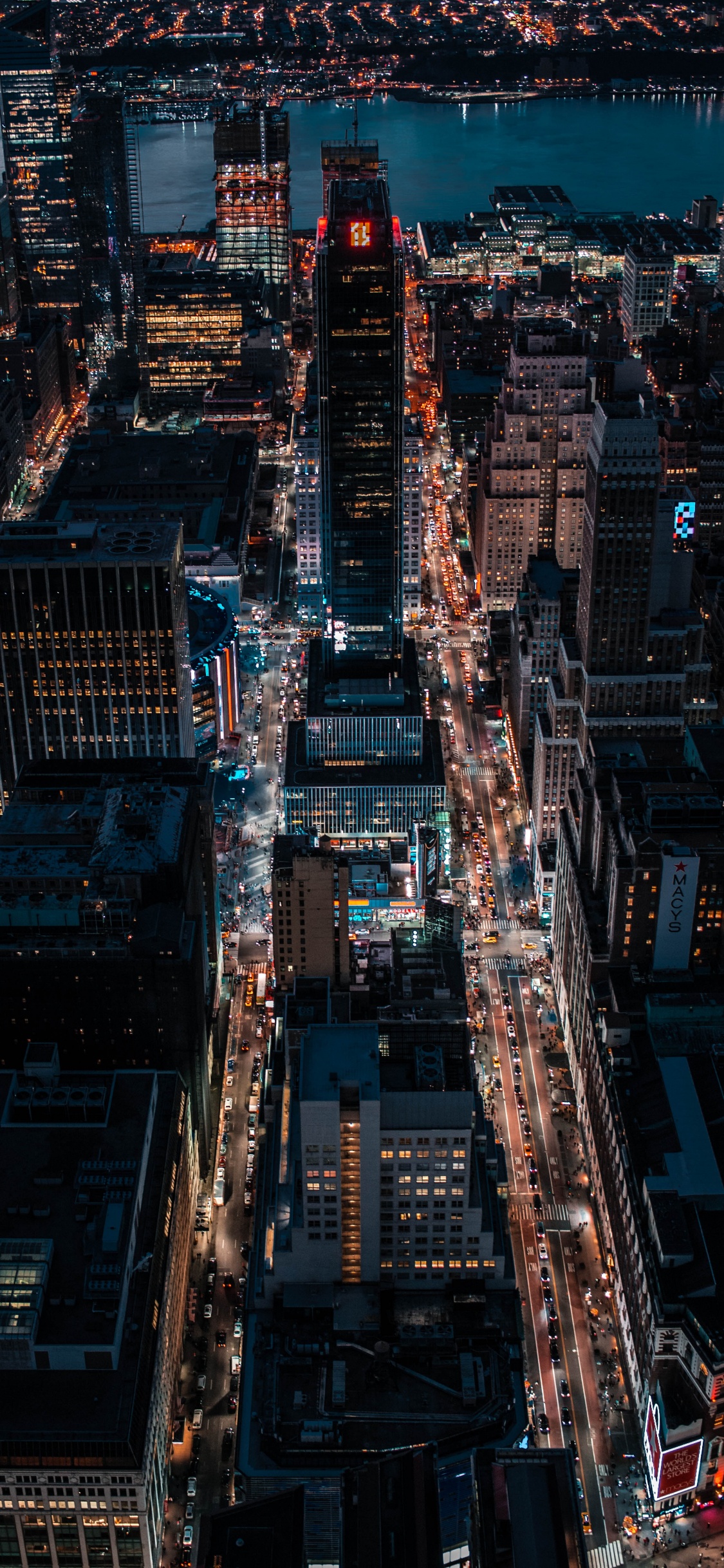 Vista Aérea de Los Edificios de la Ciudad Durante la Noche.. Wallpaper in 1125x2436 Resolution