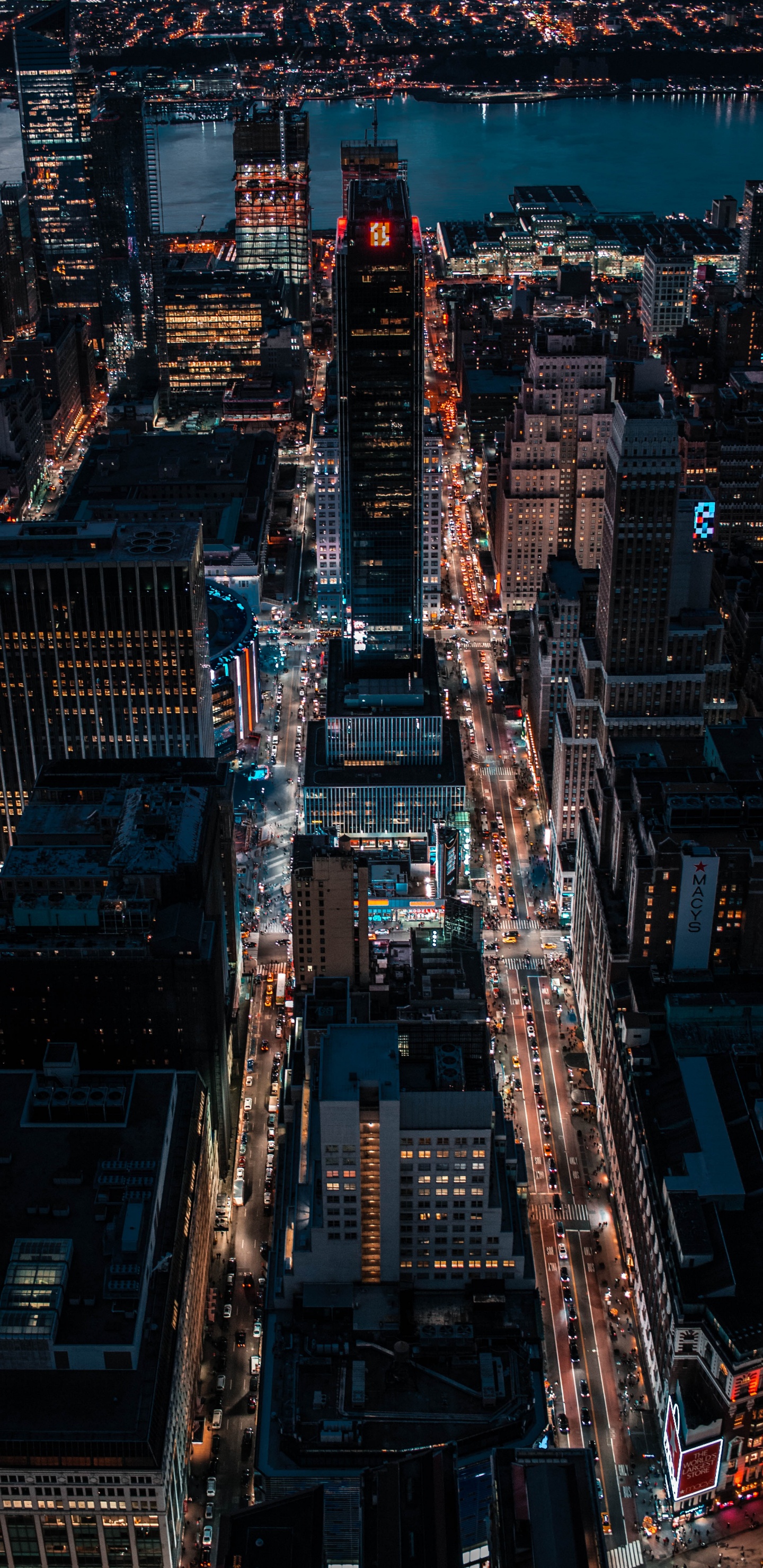 Luftaufnahme Von Stadtgebäuden Während Der Nacht. Wallpaper in 1440x2960 Resolution