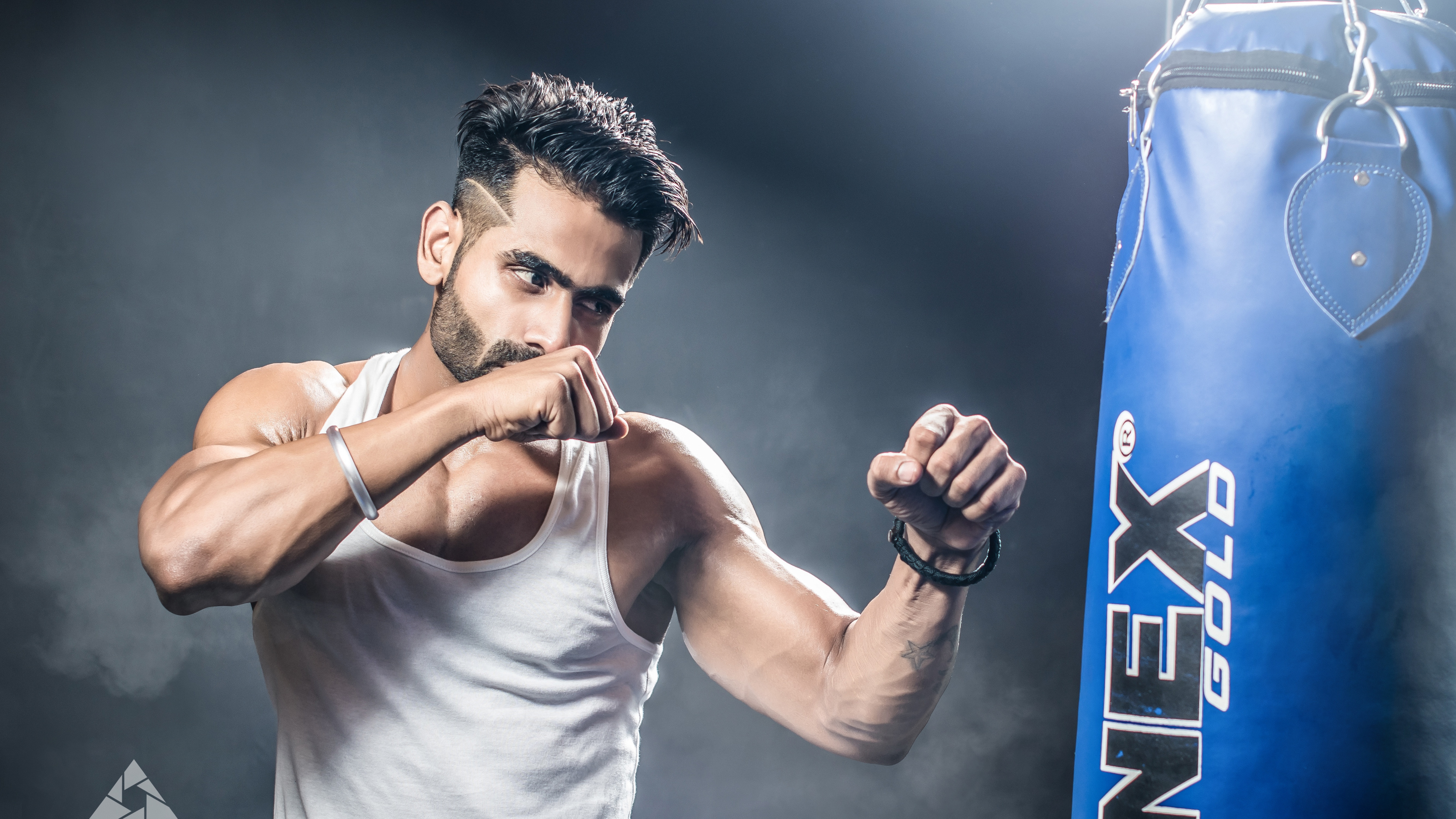 Hombre en Camiseta Blanca Sin Mangas Sosteniendo Guantes de Boxeo Nike Azules y Blancos. Wallpaper in 3840x2160 Resolution