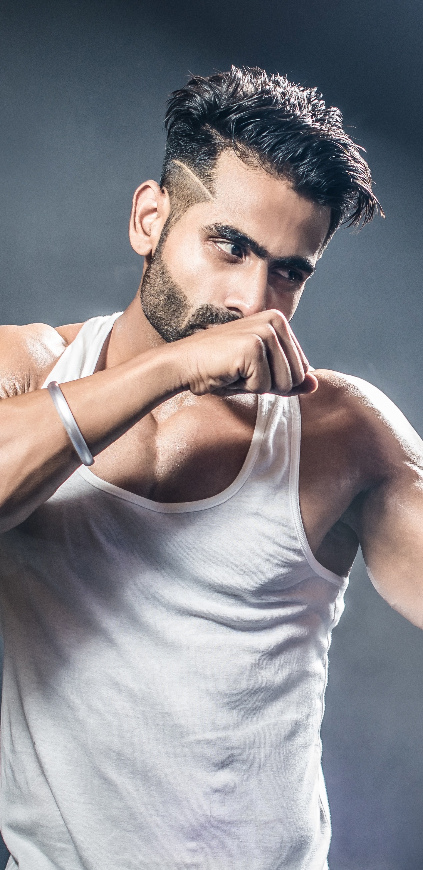 Mann im Weißen Tanktop Mit Blauen Und Weißen Nike Boxhandschuhen. Wallpaper in 1440x2960 Resolution