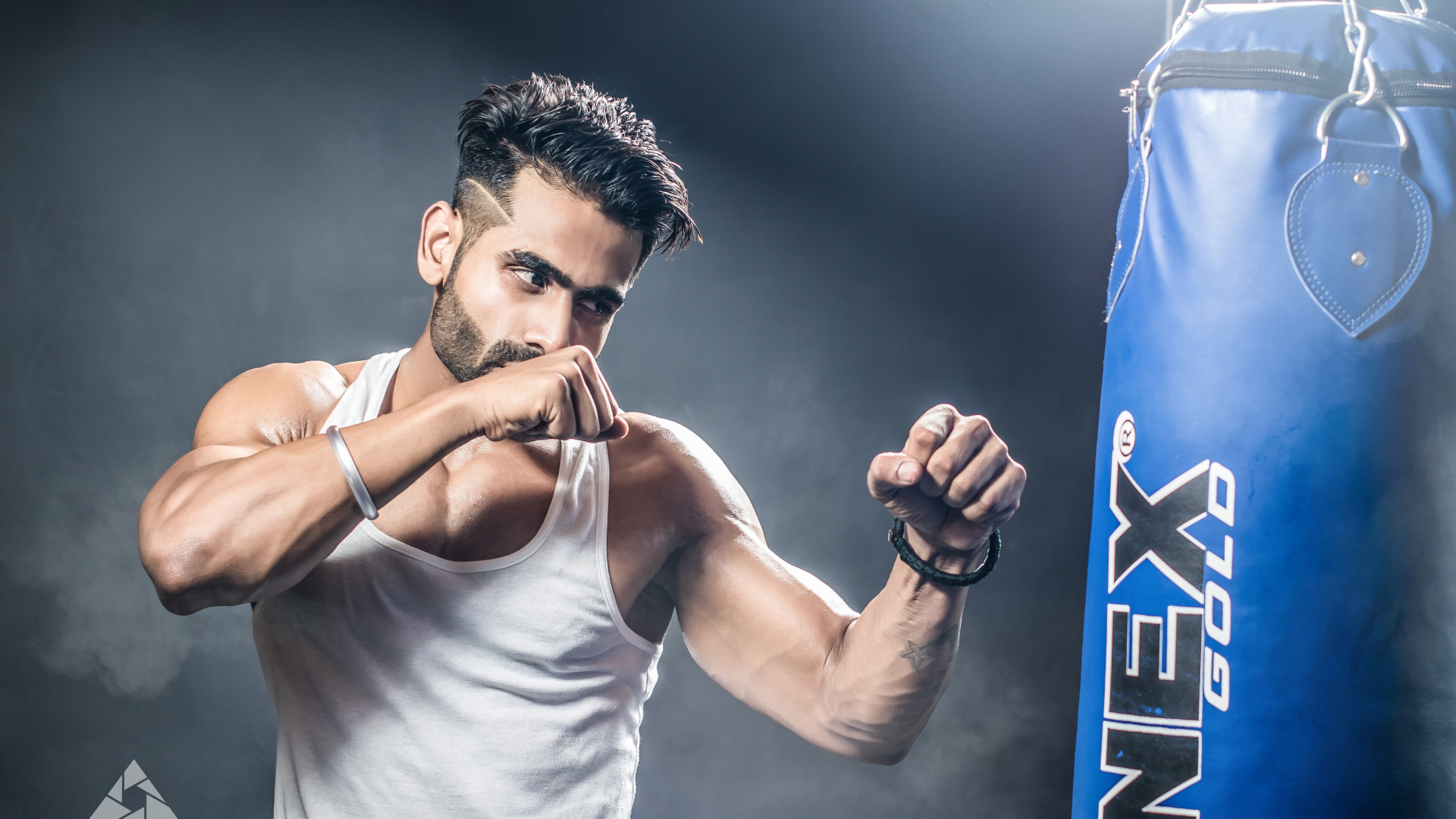 Mann im Weißen Tanktop Mit Blauen Und Weißen Nike Boxhandschuhen. Wallpaper in 1920x1080 Resolution