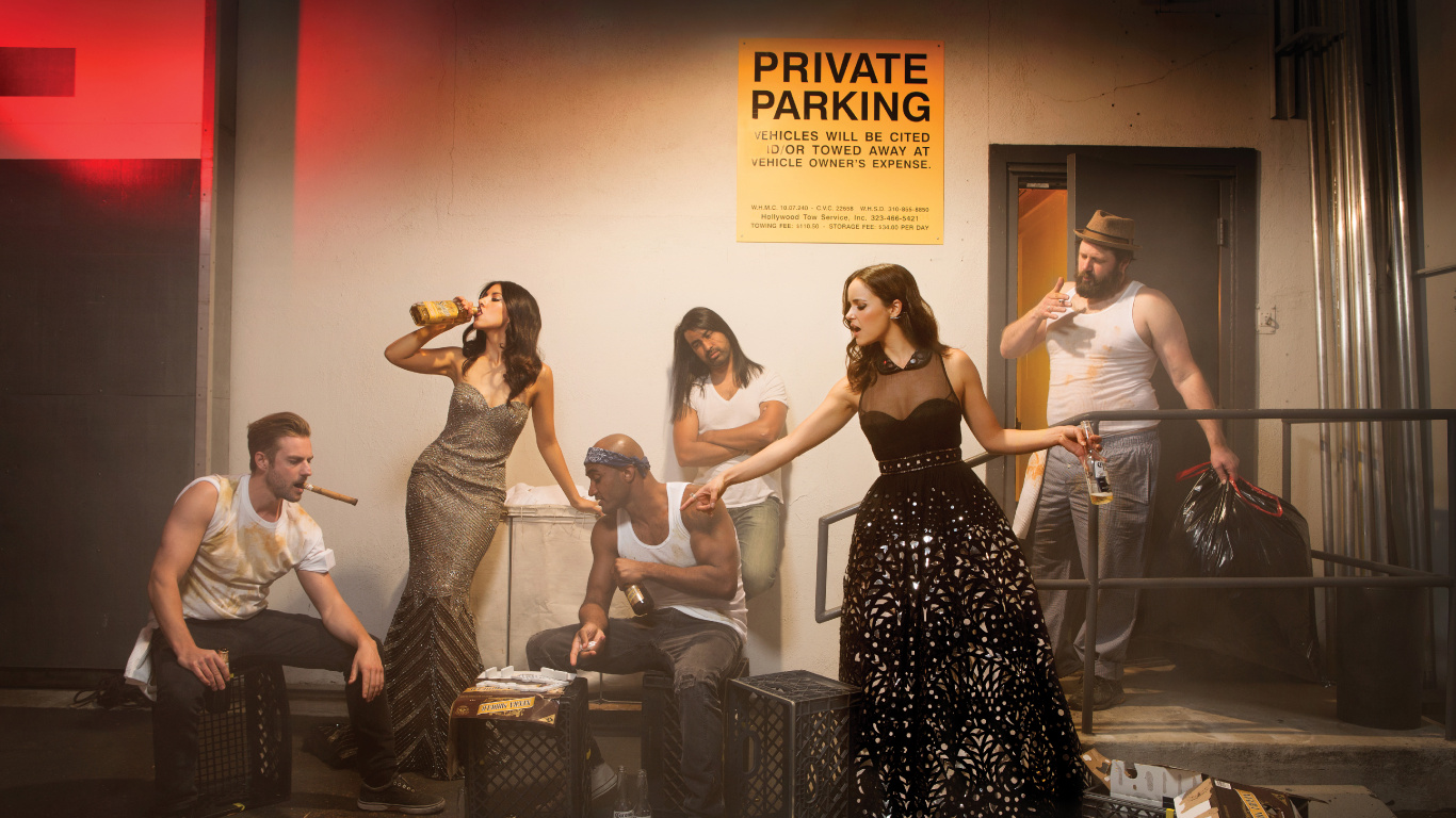 Groupe de Femmes Debout Sur Scène. Wallpaper in 1366x768 Resolution