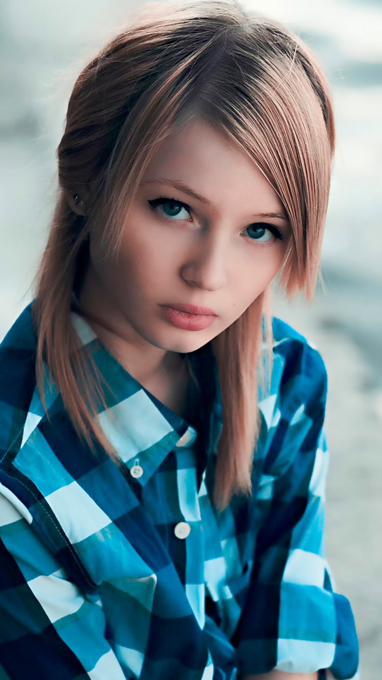 Emily Browning, Modèle, Blue, Beauté, Les Cheveux Longs. Wallpaper in 750x1334 Resolution