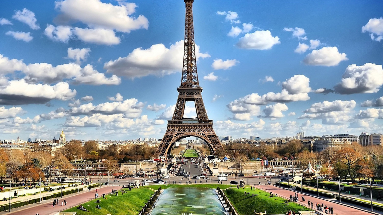 Tour Eiffel Sous Ciel Bleu et Nuages Blancs Pendant la Journée. Wallpaper in 1280x720 Resolution