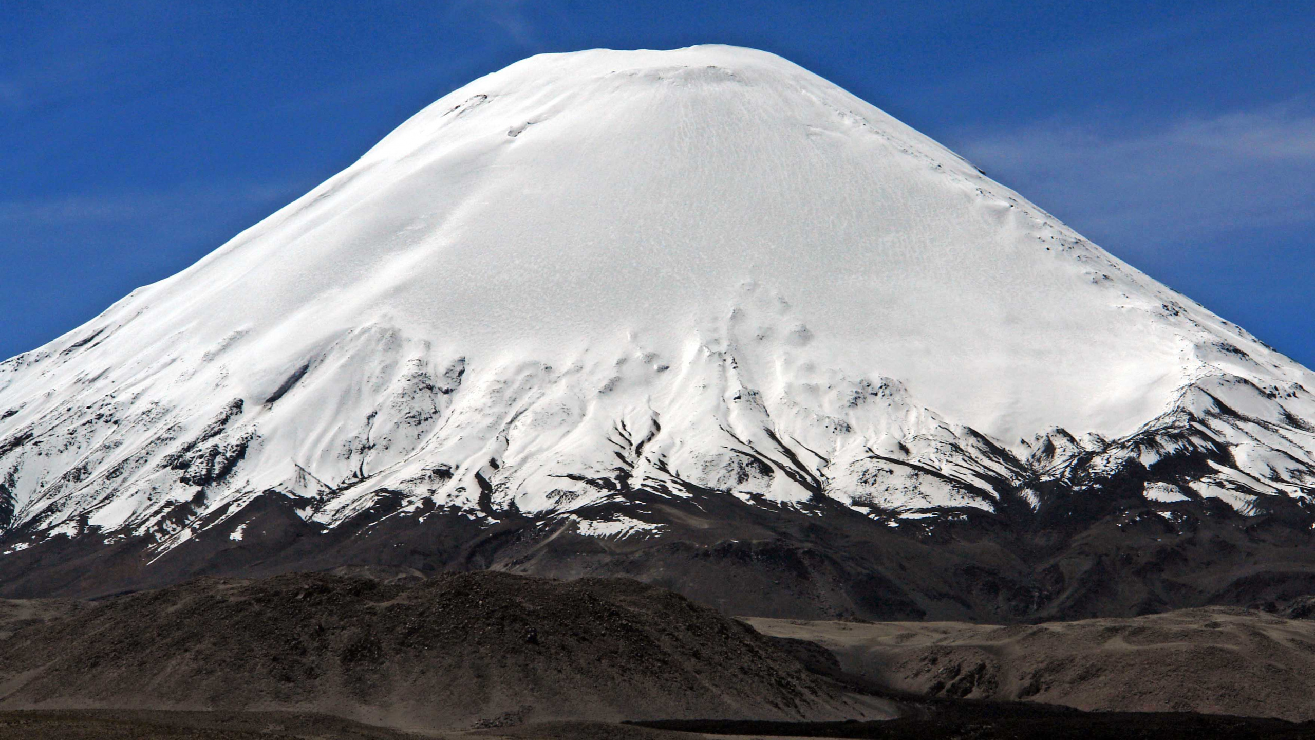 White and Black Mountain Under Blue Sky During Daytime. Wallpaper in 2560x1440 Resolution