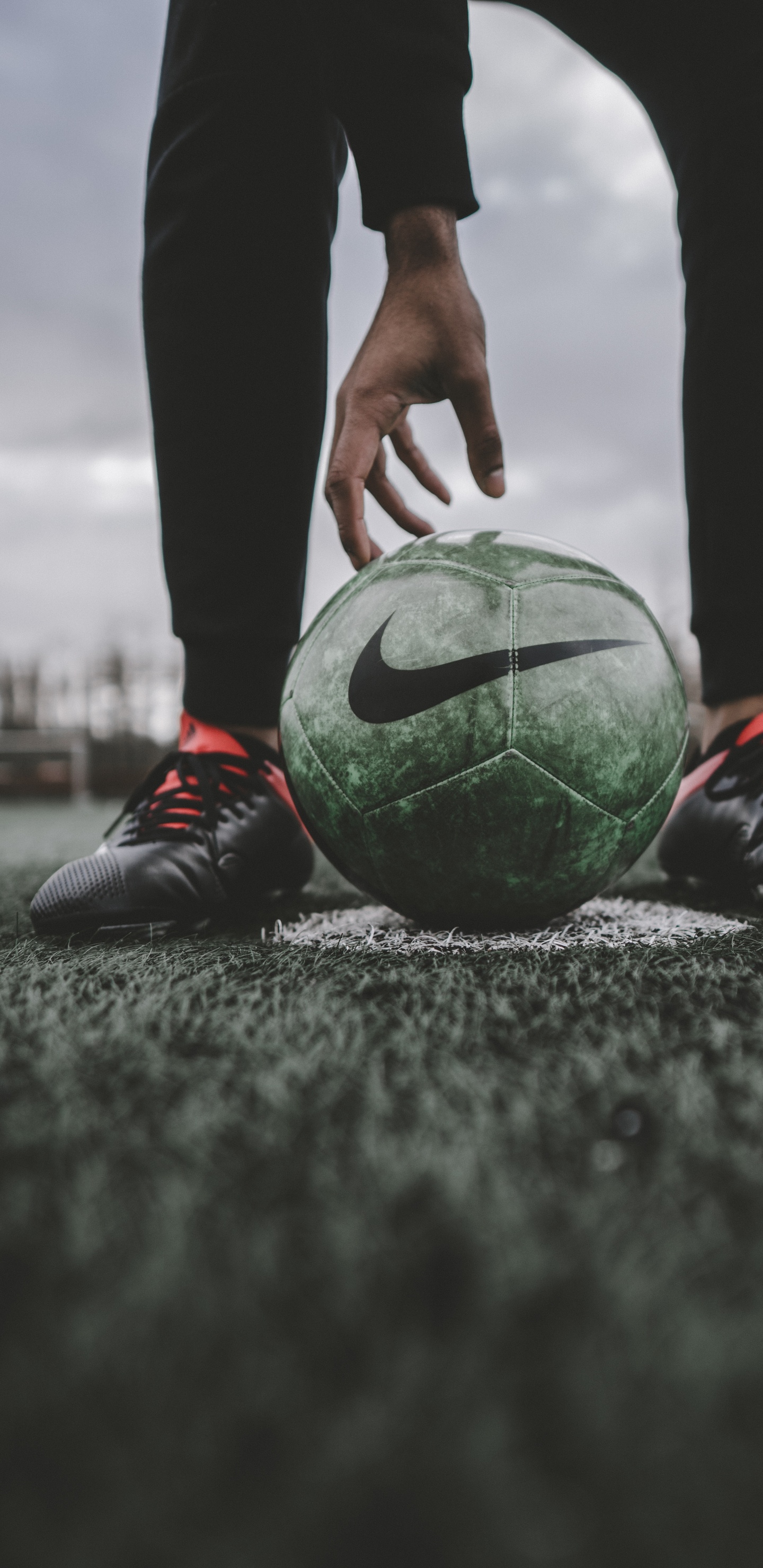 Personne en Pantalon Noir et Ballon de Football Rouge et Blanc. Wallpaper in 1440x2960 Resolution