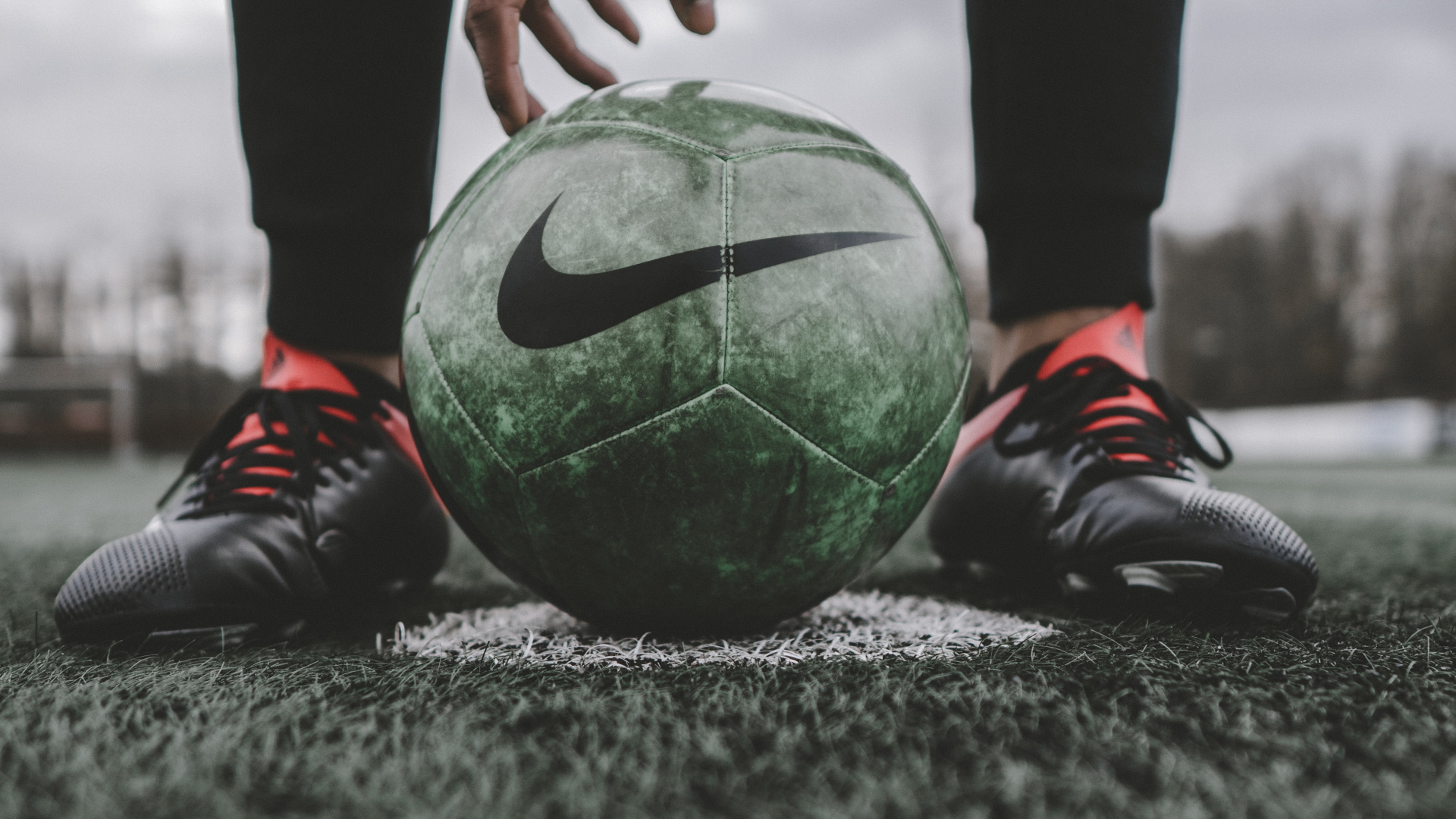 Personne en Pantalon Noir et Ballon de Football Rouge et Blanc. Wallpaper in 1920x1080 Resolution