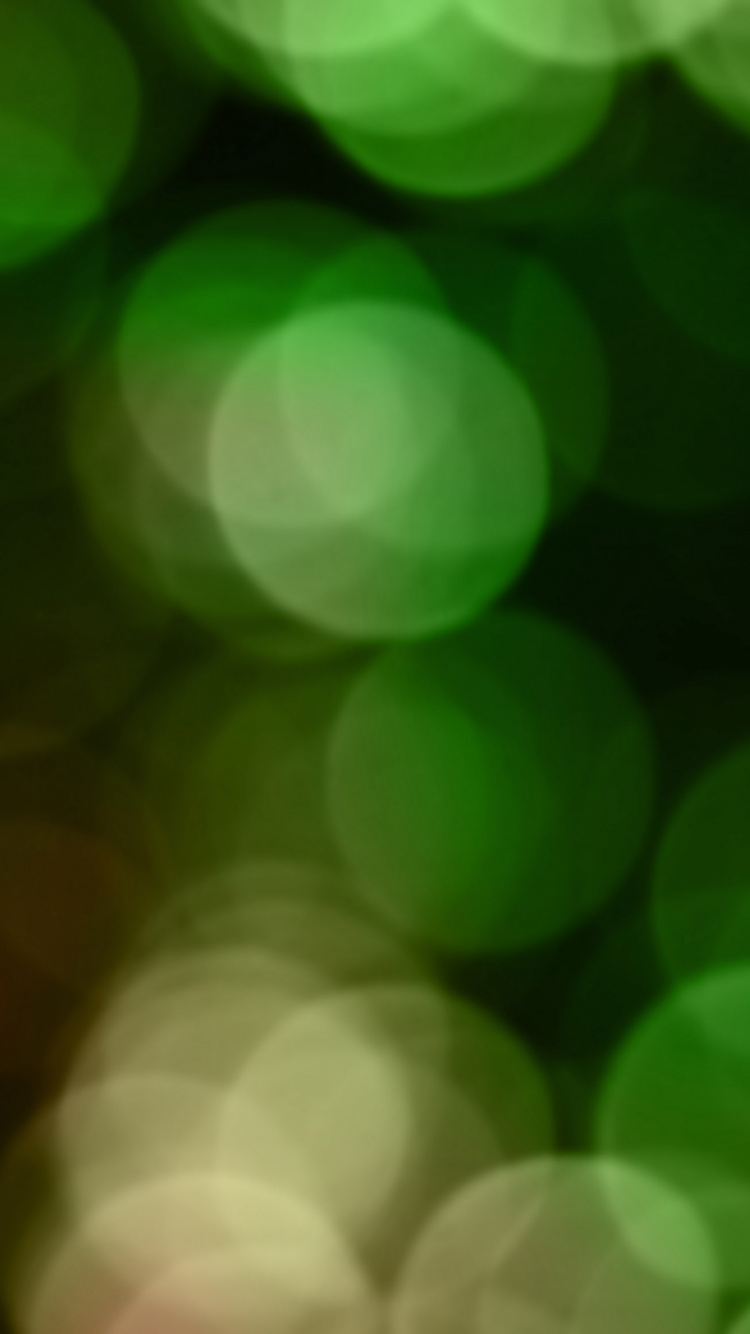 Grüne Und Weiße Bokeh-Lichter. Wallpaper in 750x1334 Resolution