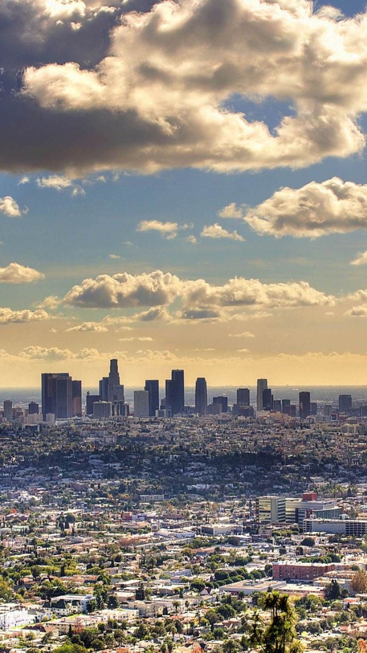 Skyline Der Stadt Unter Weißen Wolken Und Blauem Himmel Tagsüber. Wallpaper in 720x1280 Resolution