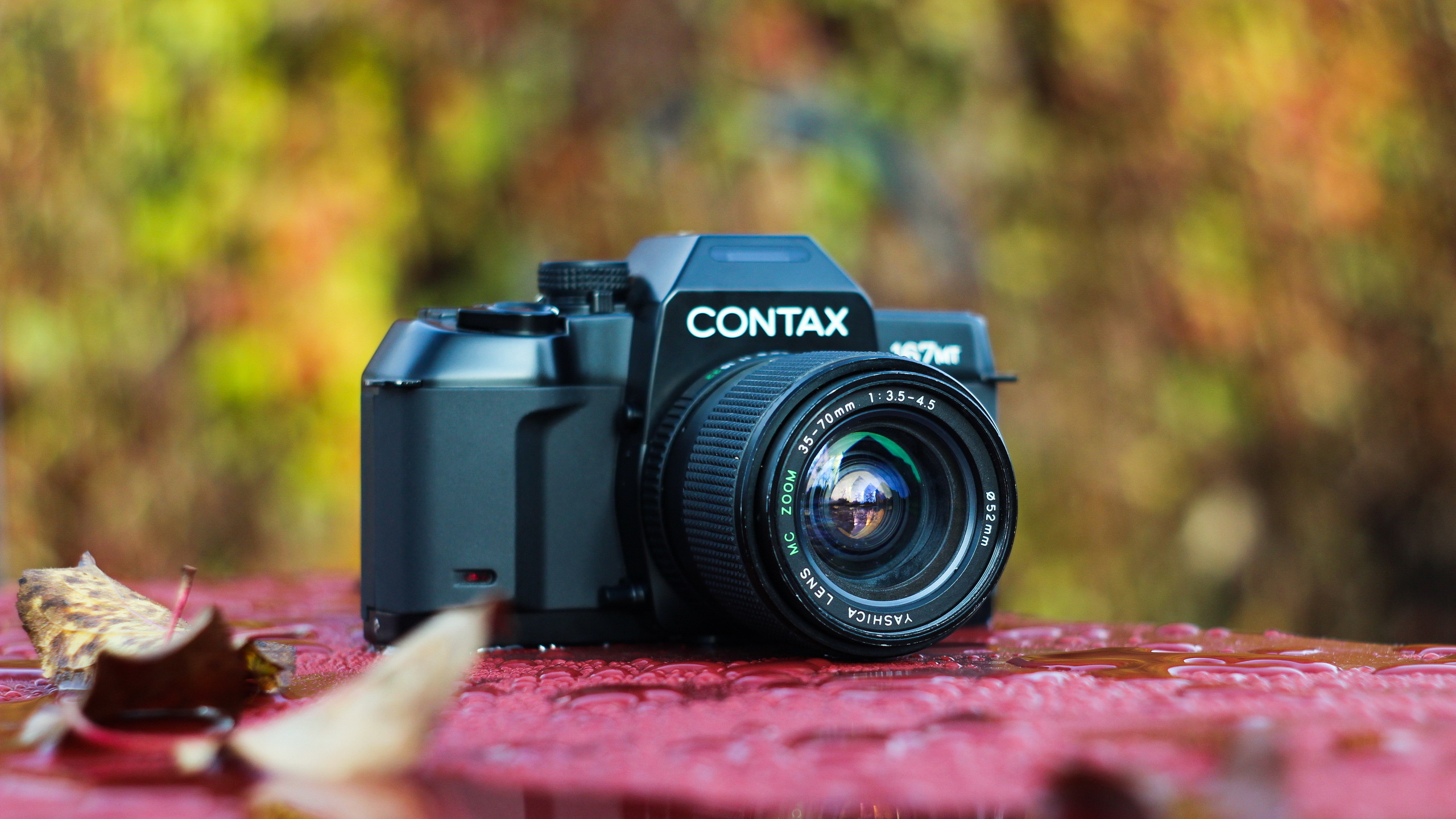 Appareil Photo Reflex Numérique Nikon Noir Sur Textile Rouge. Wallpaper in 2560x1440 Resolution