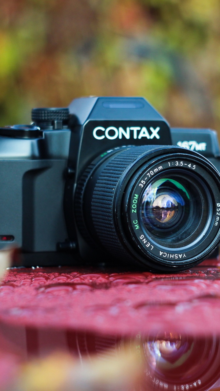 Schwarze Nikon Dslr Kamera Auf Rotem Textil. Wallpaper in 720x1280 Resolution