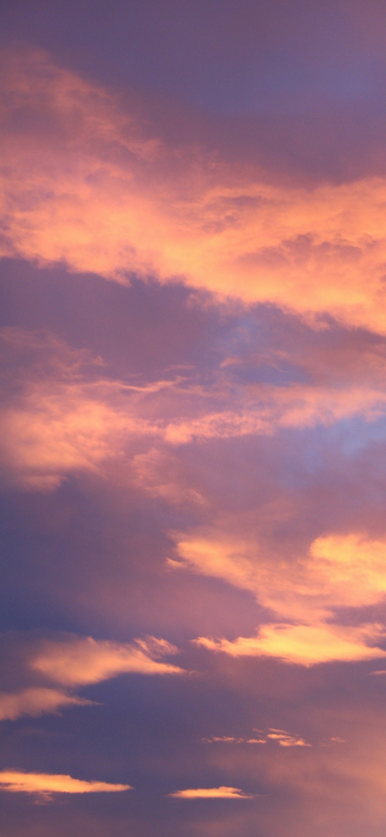 Nuages Orange et Gris au Coucher du Soleil. Wallpaper in 1242x2688 Resolution