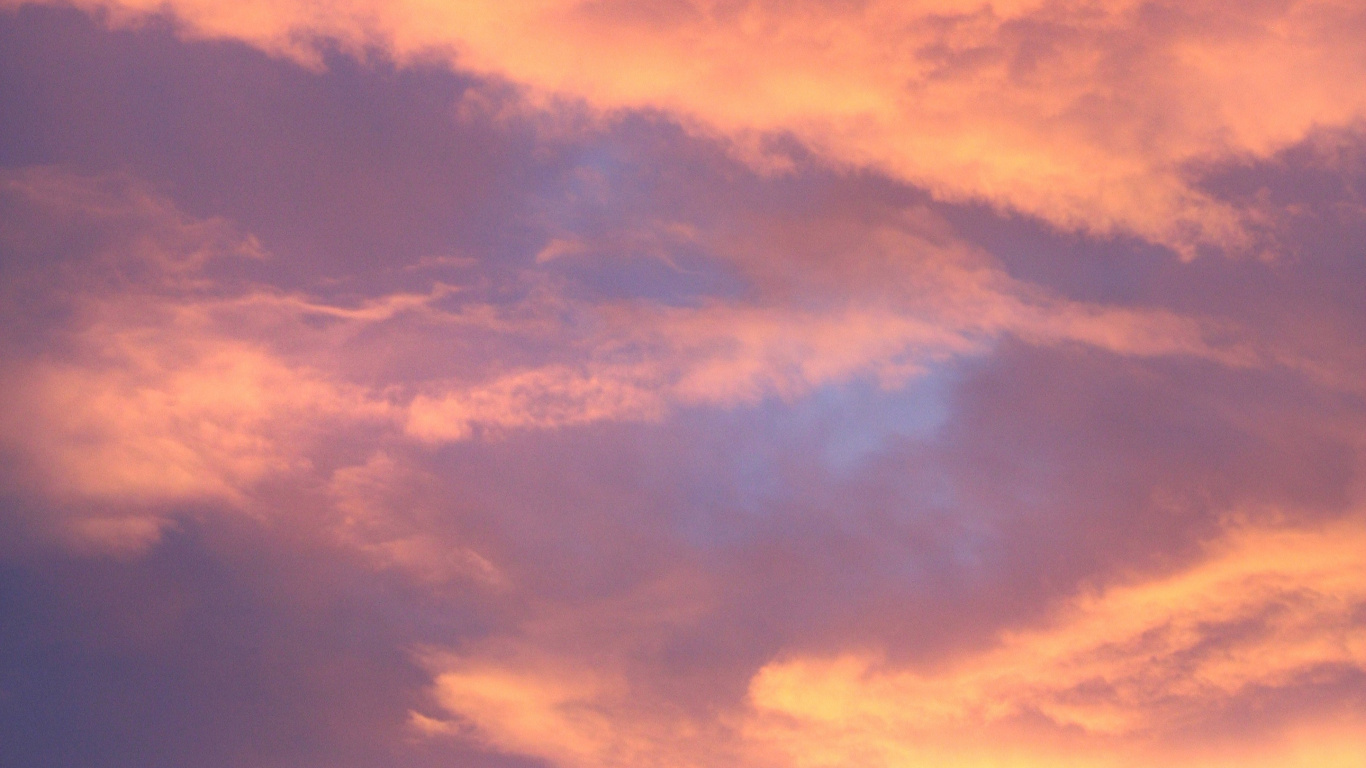 Nuages Orange et Gris au Coucher du Soleil. Wallpaper in 1366x768 Resolution
