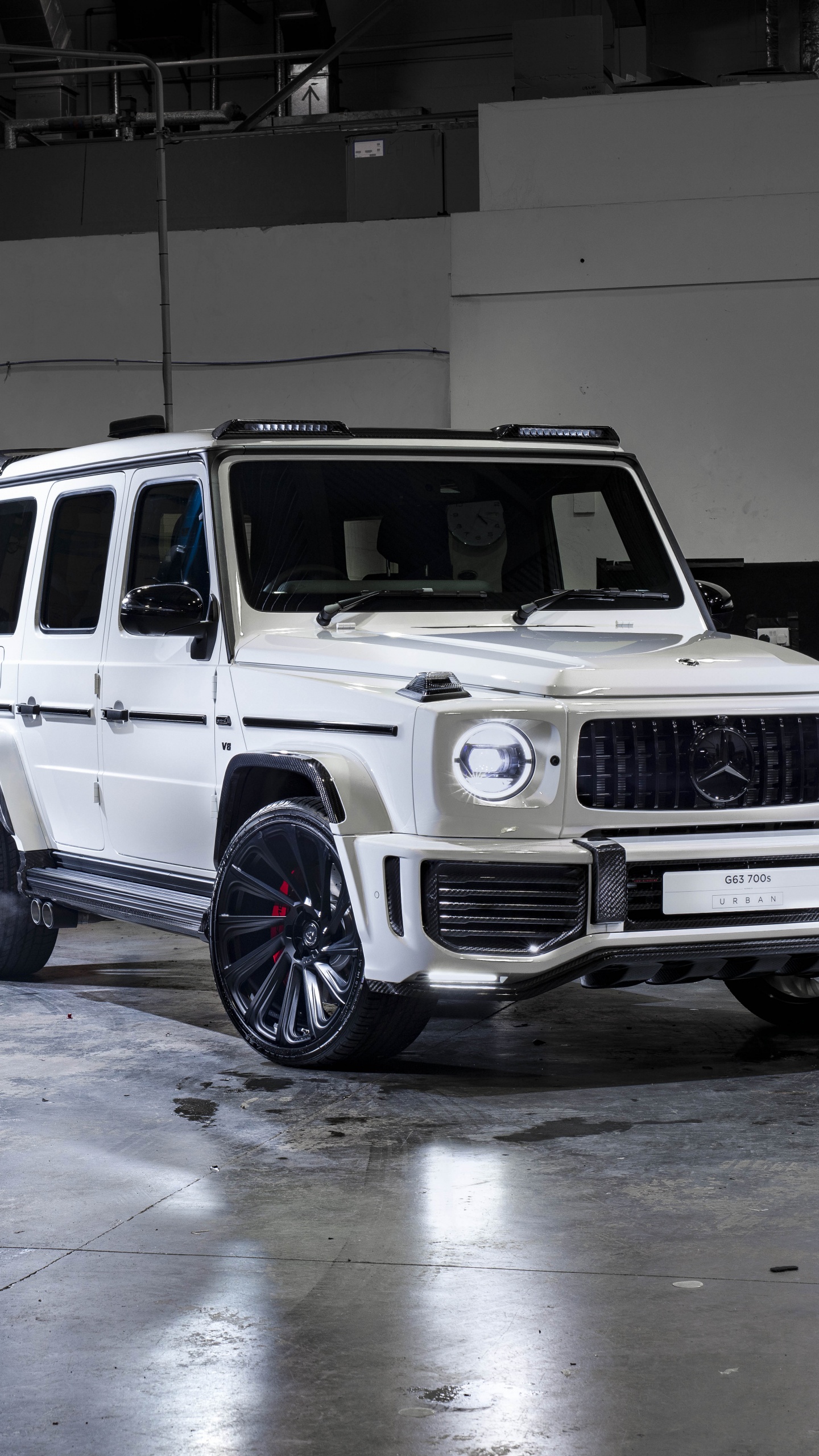 SUV Blanco en el Garaje Durante el Día. Wallpaper in 1440x2560 Resolution