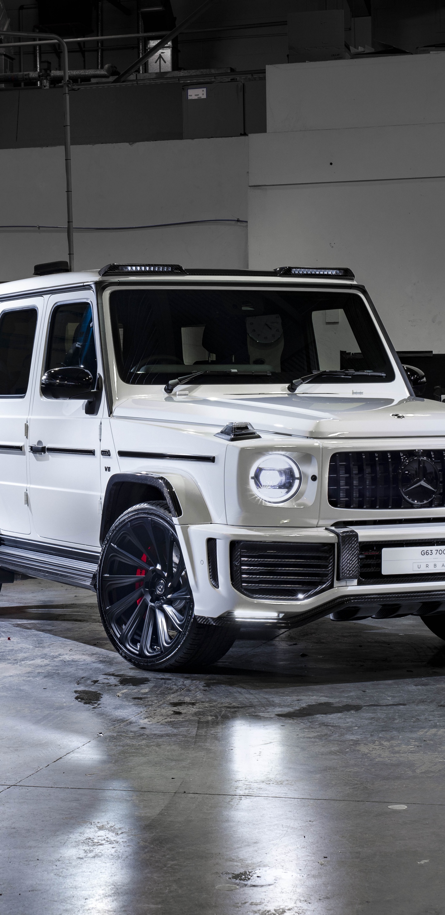 SUV Blanco en el Garaje Durante el Día. Wallpaper in 1440x2960 Resolution