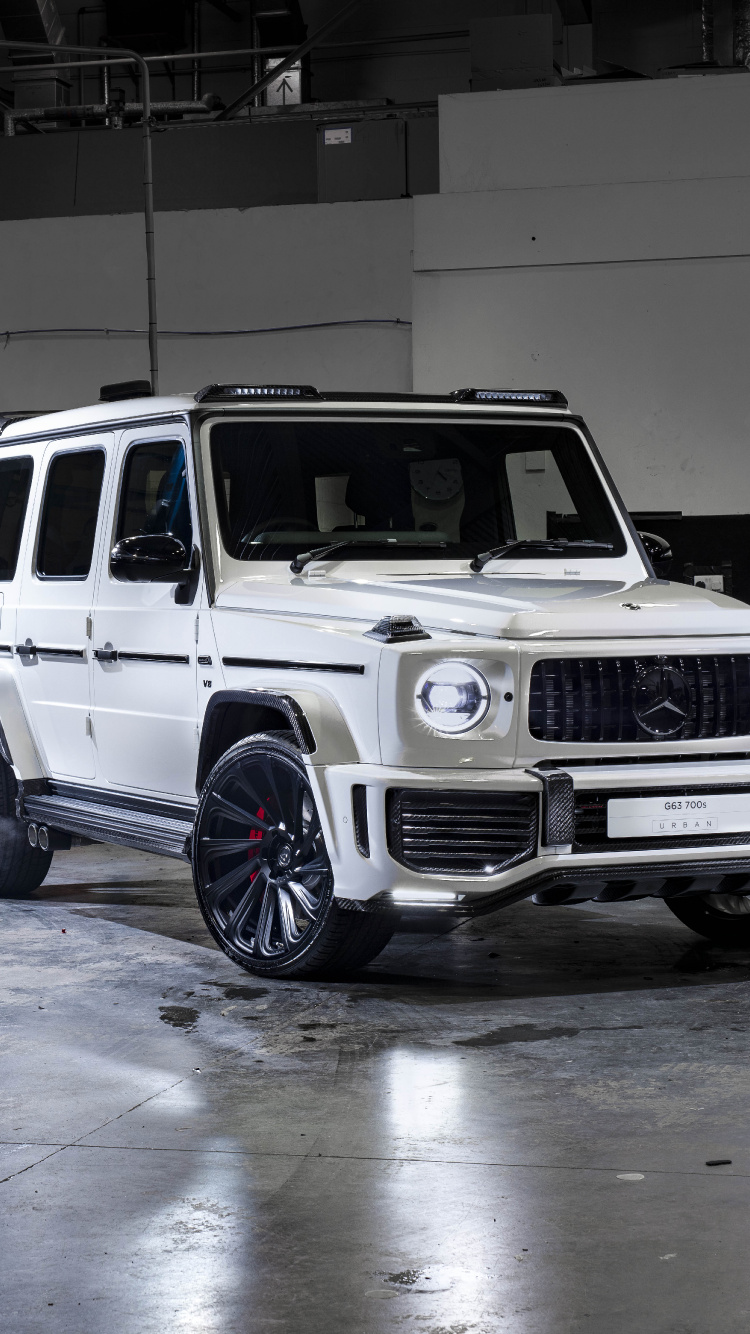 SUV Blanco en el Garaje Durante el Día. Wallpaper in 750x1334 Resolution