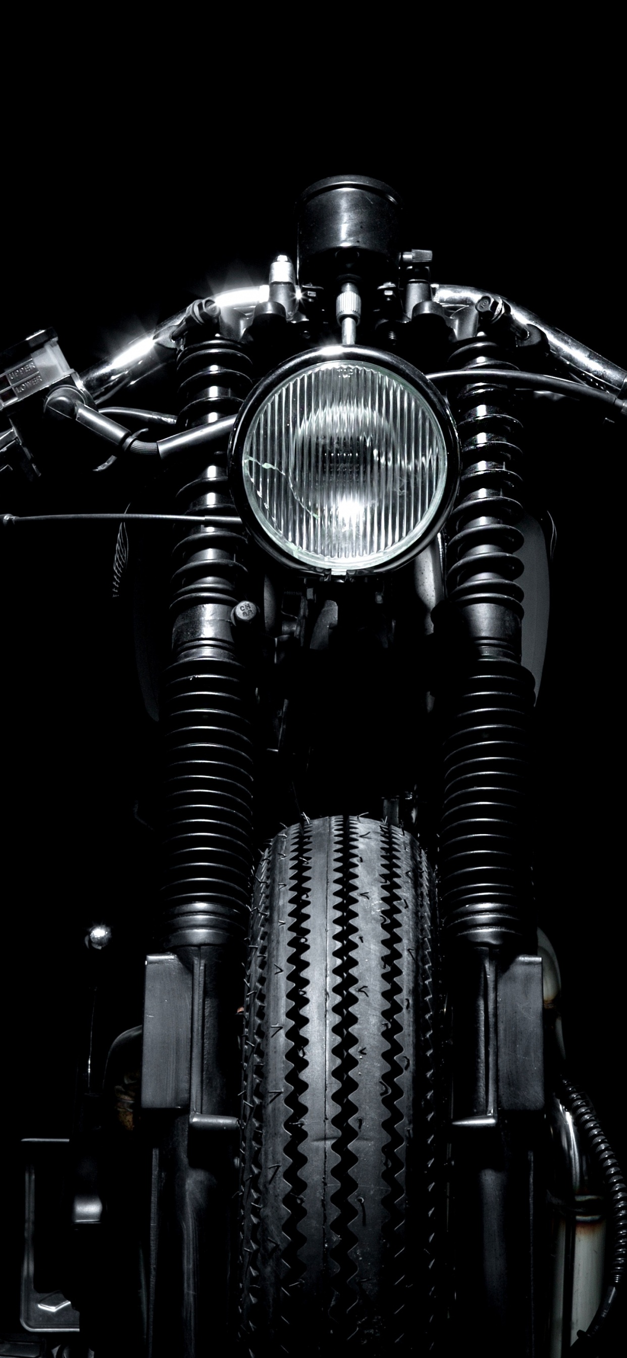 Moto Noire en Photographie en Niveaux de Gris. Wallpaper in 1242x2688 Resolution