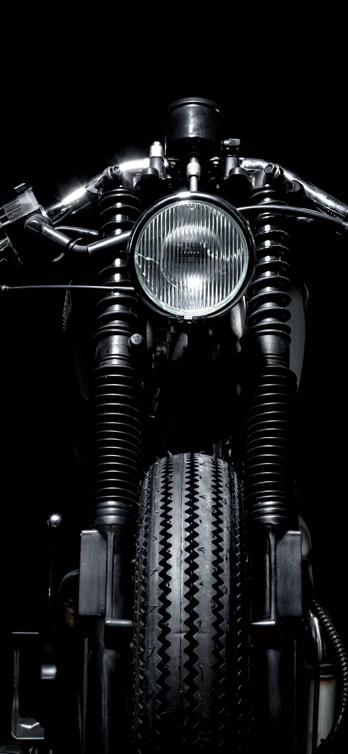 Schwarzes Motorrad in Graustufenfotografie. Wallpaper in 1125x2436 Resolution